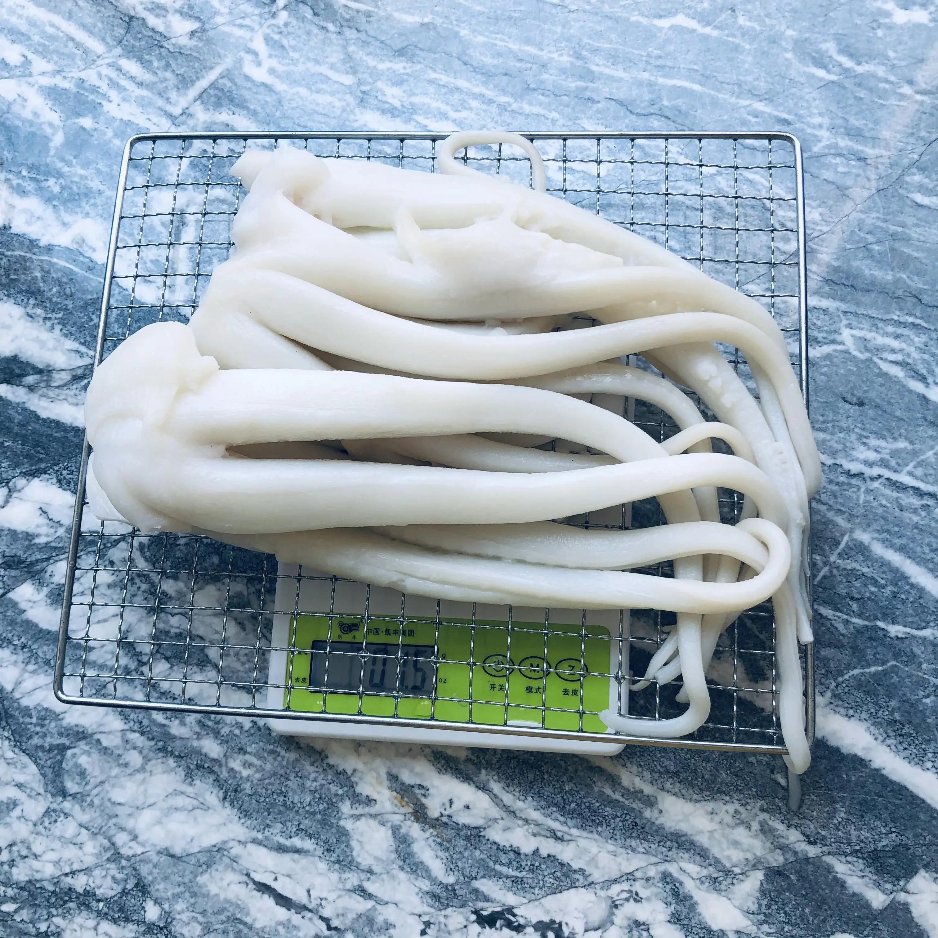 Frozen Cooked Pure Giant Squid Big Tentacles 400-700g per pcs BQF 900g on plate