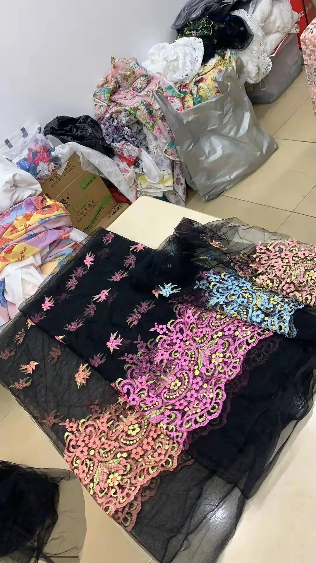 Factory Good Quality Hot Sale Bridal 3D White Fabric Luxury Embroidery Beads Sequins Flower  Lace Mesh Tulle Material