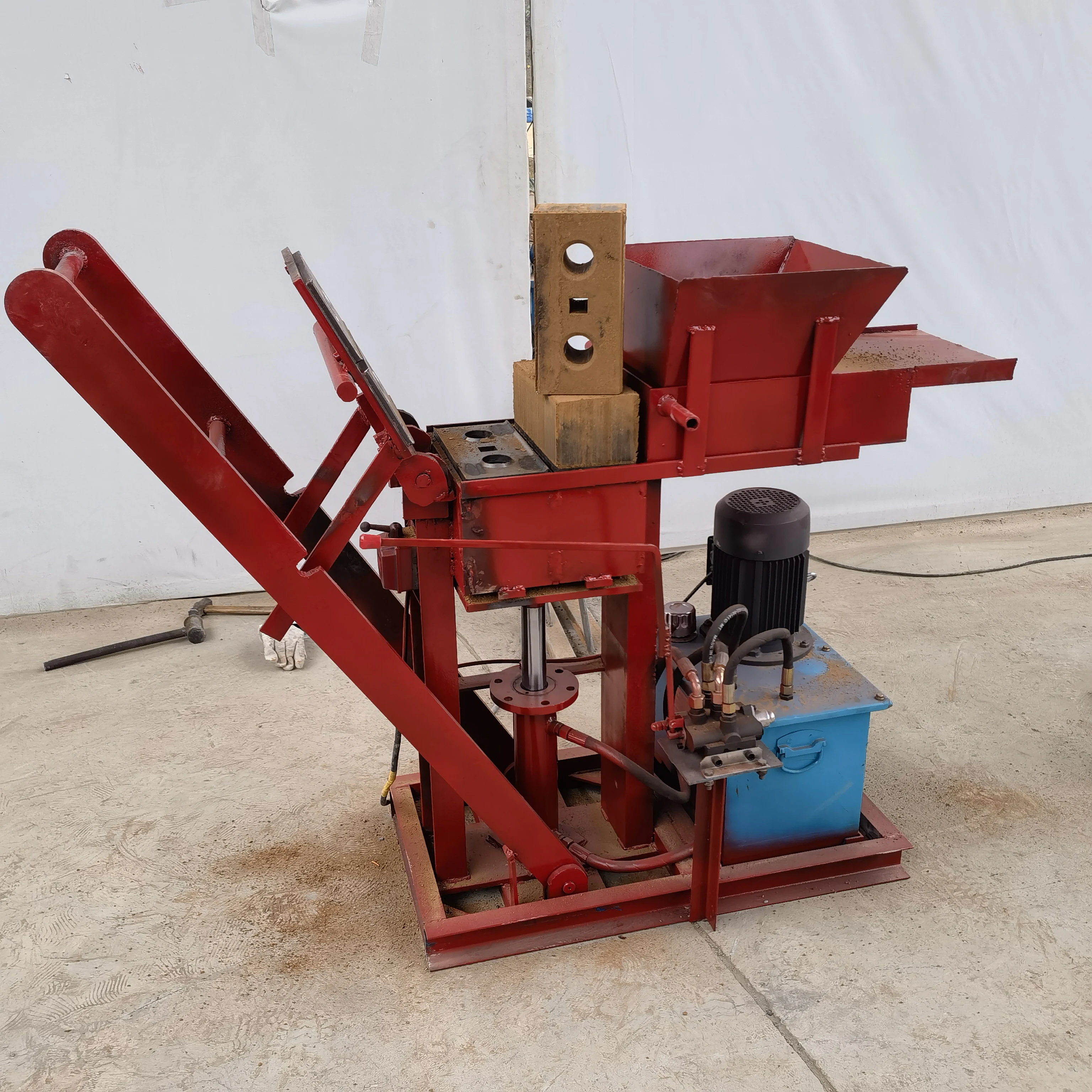 Small business machine ideas with low price 2024 hollow clay brick making machine