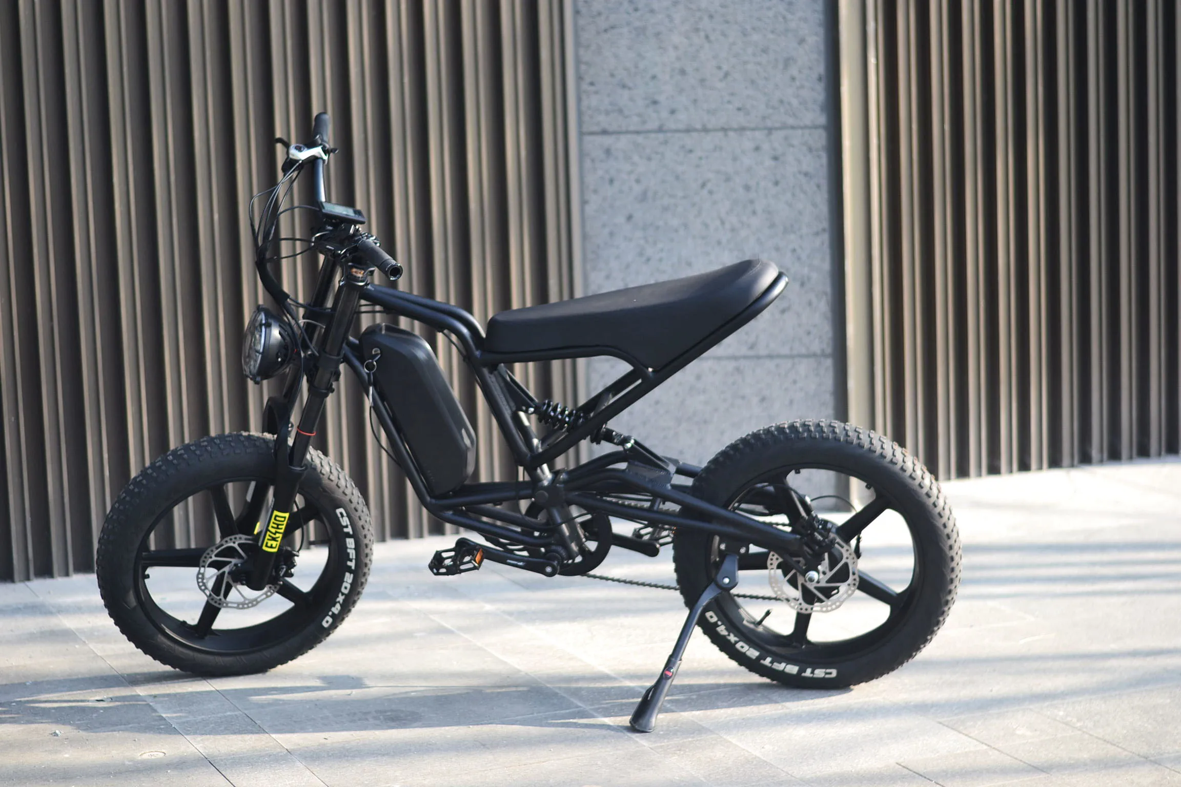 2024 New 48V 750W 21Ah Electric Bike/Motorcycle 25 kmh Speed 7-Speed Electronic Throttle Velocipede Pedal Sensor Fast Delivery