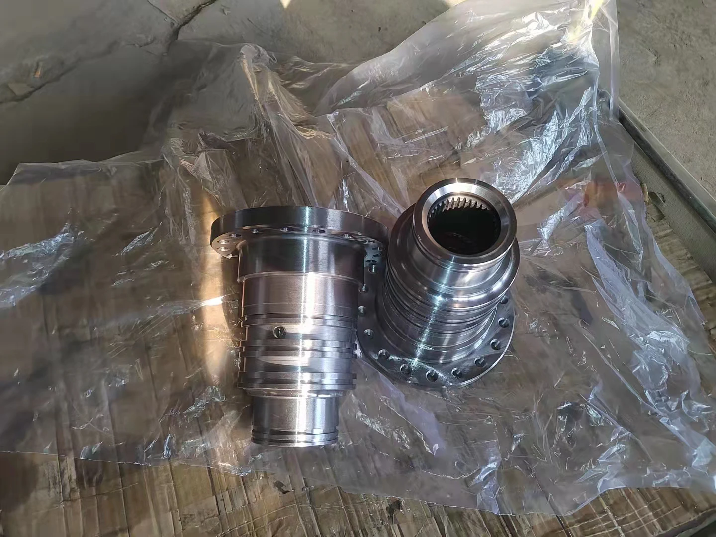 genuine quality products 14X-22-14110 hub for bulldozer d68ess-12 d70 d85ess-2 d61e-12 d60p-12 d65p-12 spare parts