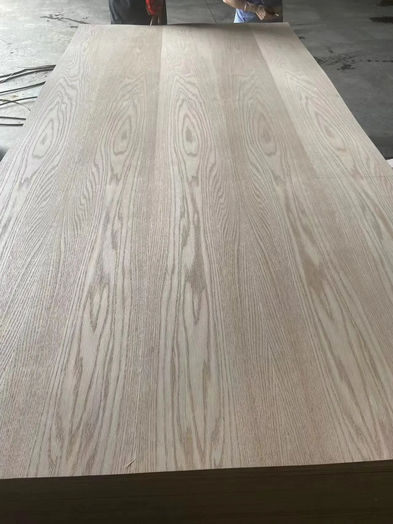 Plywood with oak veneer prefinished red oak