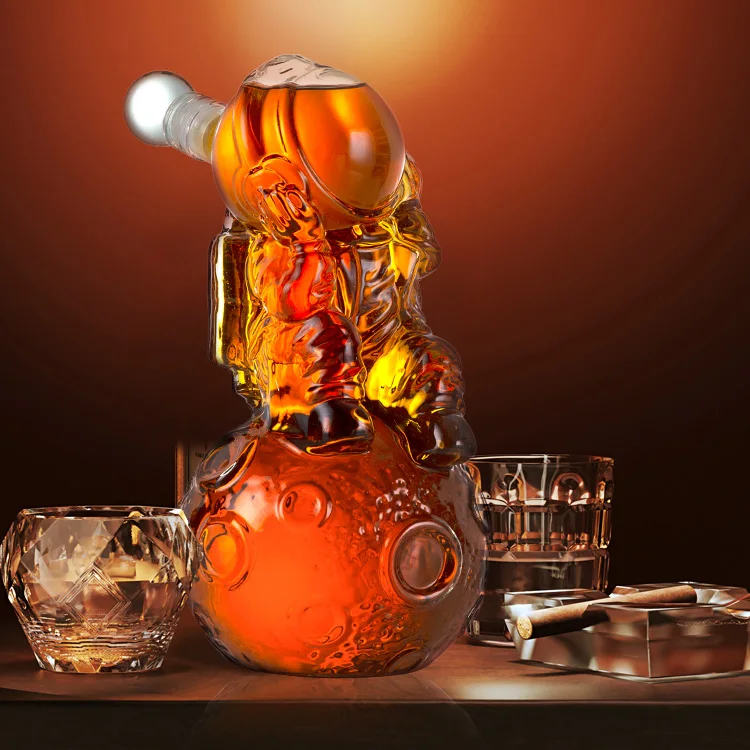 Handmade High Borosilicate Glass Astronaut Statues Whiskey Decanter Set Whisky Glass Bottle Spaceman Sculpture Bottle for Gift