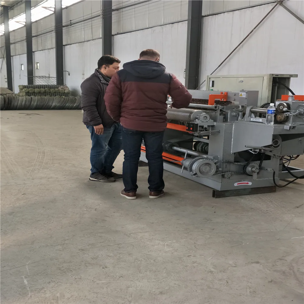 Automatic electric galvanized wire weld mesh making machine in roll