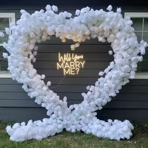 Wedding red heart-shaped flower stage background party decoration floral arrangement heart-shaped frame arch decoration flowers