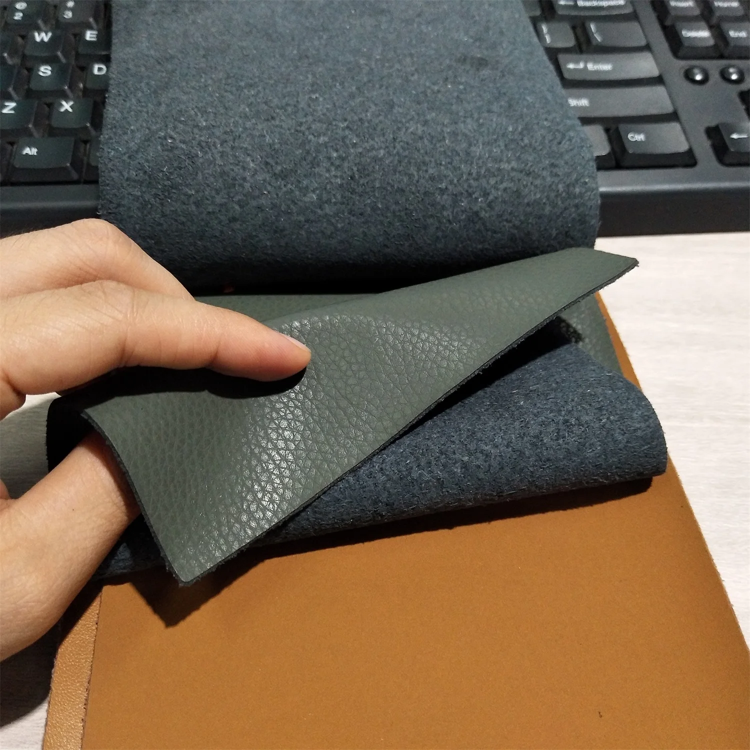 Good Touch Feeling Olive Green 1.4mm Lichee Grain Genuine Bonded Leather for Bag