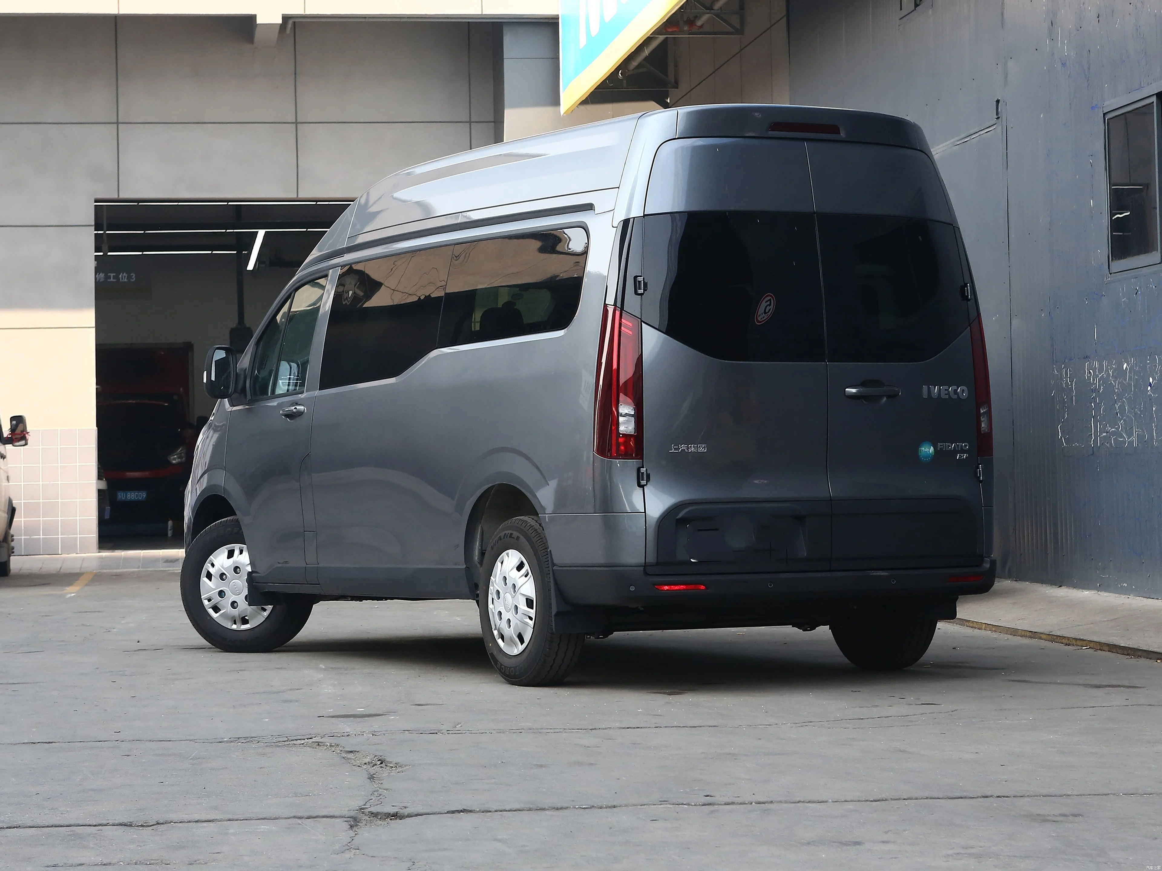 2024 2023 Iveco Juxing C33M пассажирский фургон 2 0 т 93 кВт ручная средняя ось крыша одношинный легкий