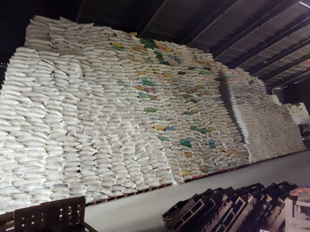 
Vietnamese Jasmine Rice 5% Broken Purity 90% Chalky 2% Packaging 10kg Bags 