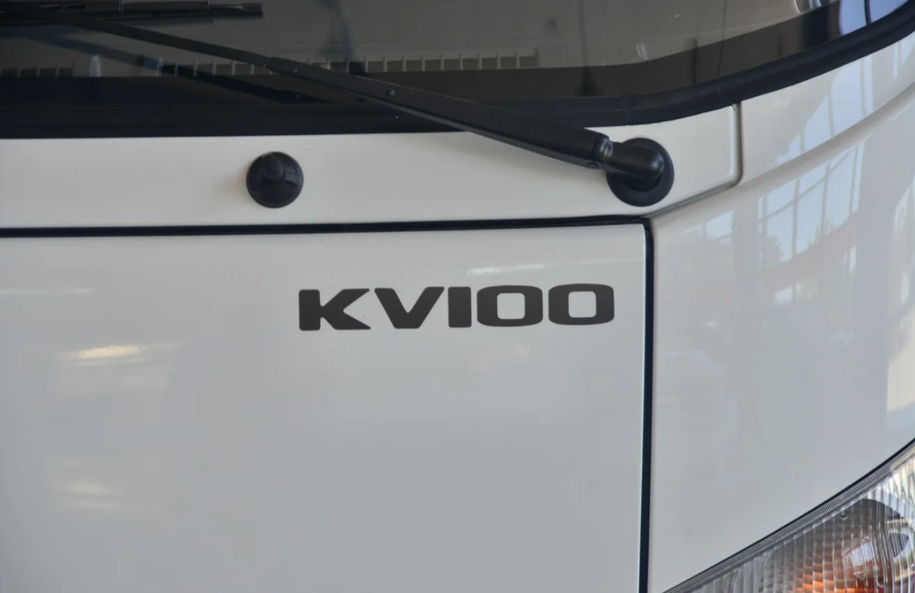 Isuzu 4x2 4 tons 4.5 tons single cab cargo box elf van  truck