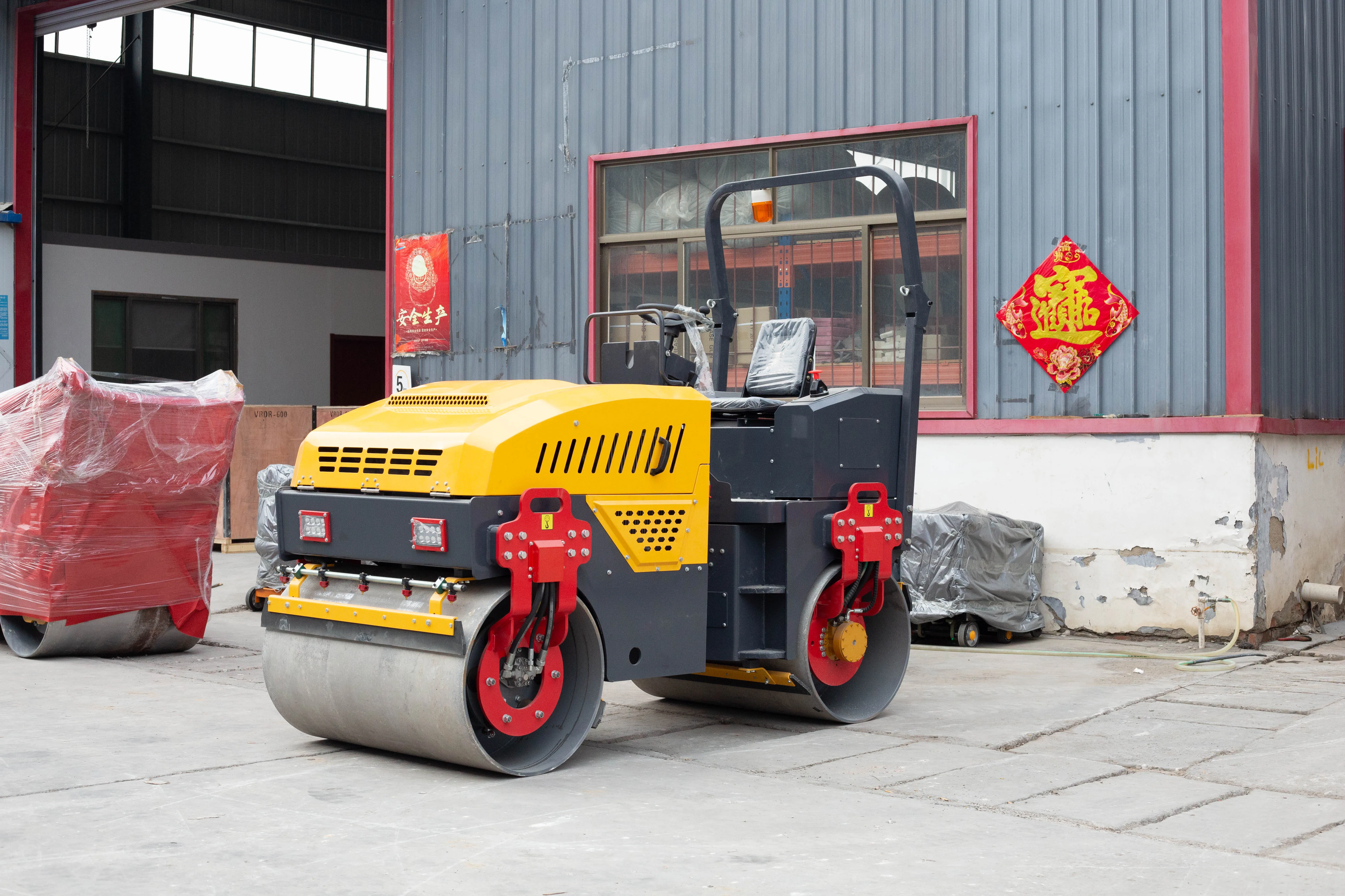 high-efficiency ride on vibrator roller full hydraulic drive double drum vibratory road roller for flattening soil or bricks