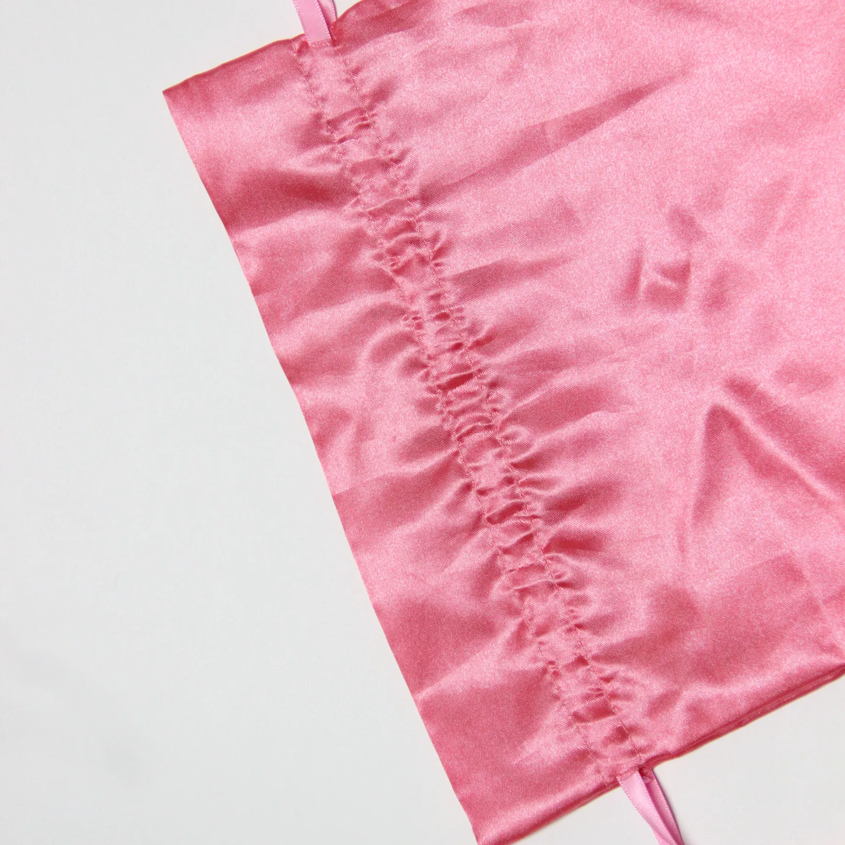 The manufacturer professionally customizes all kinds of satin wig packaging bags, satin cloth bags, wholesale satin silk bunched