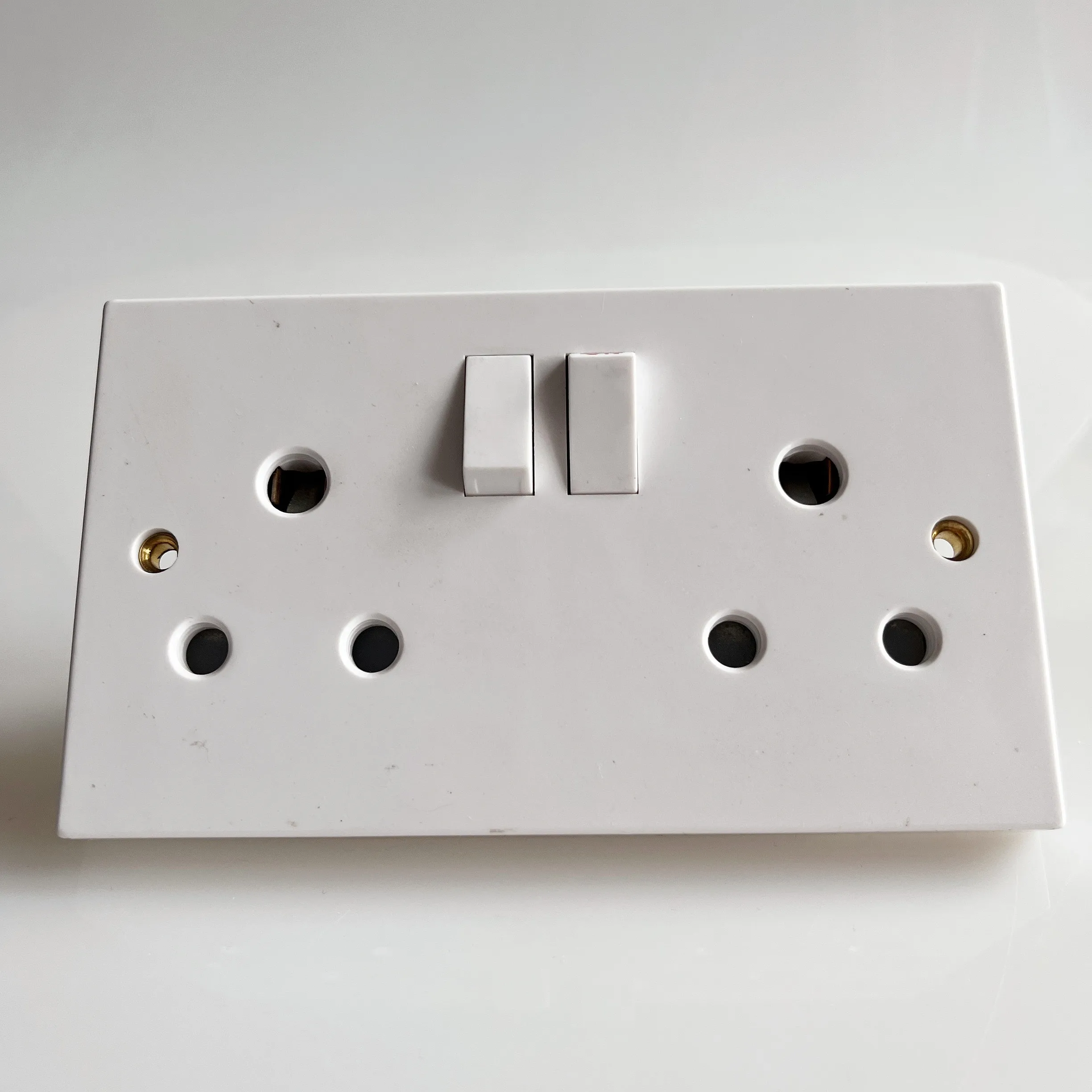 High Quality For home bedroom bakelite British wall socket switch  15A 2gang electric switch white switch socket