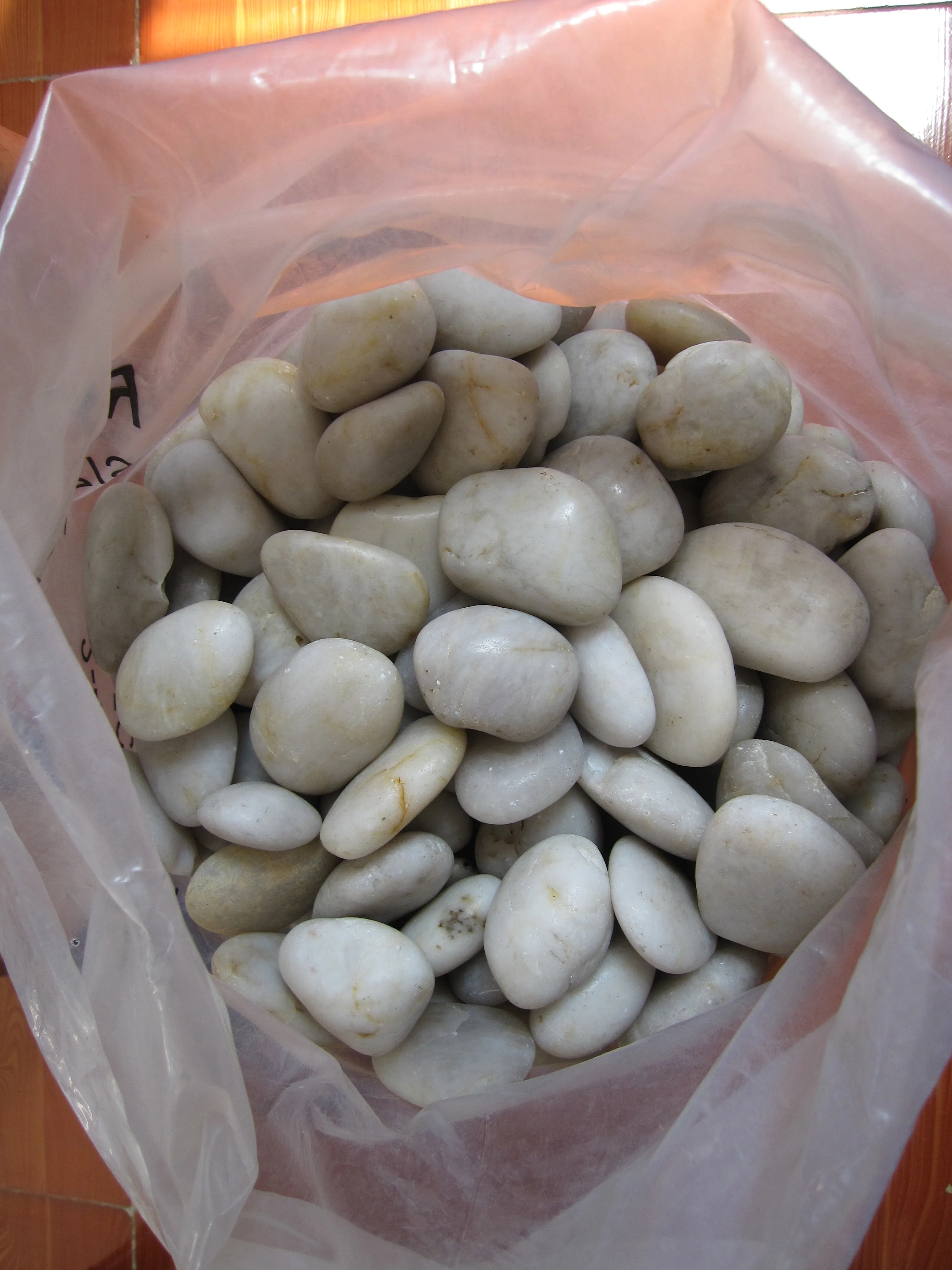 High Quality Wholesale Natural Versatile High Polished White Pebbles For Decoration Or Paving Material