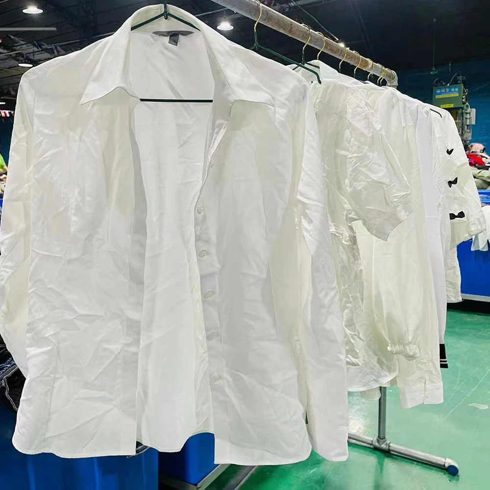 Оптовая продажа чистых подержанных белых рубашек женские белые рубашки очень популярны Подержанные одежды 58 кг во Вьетнаме