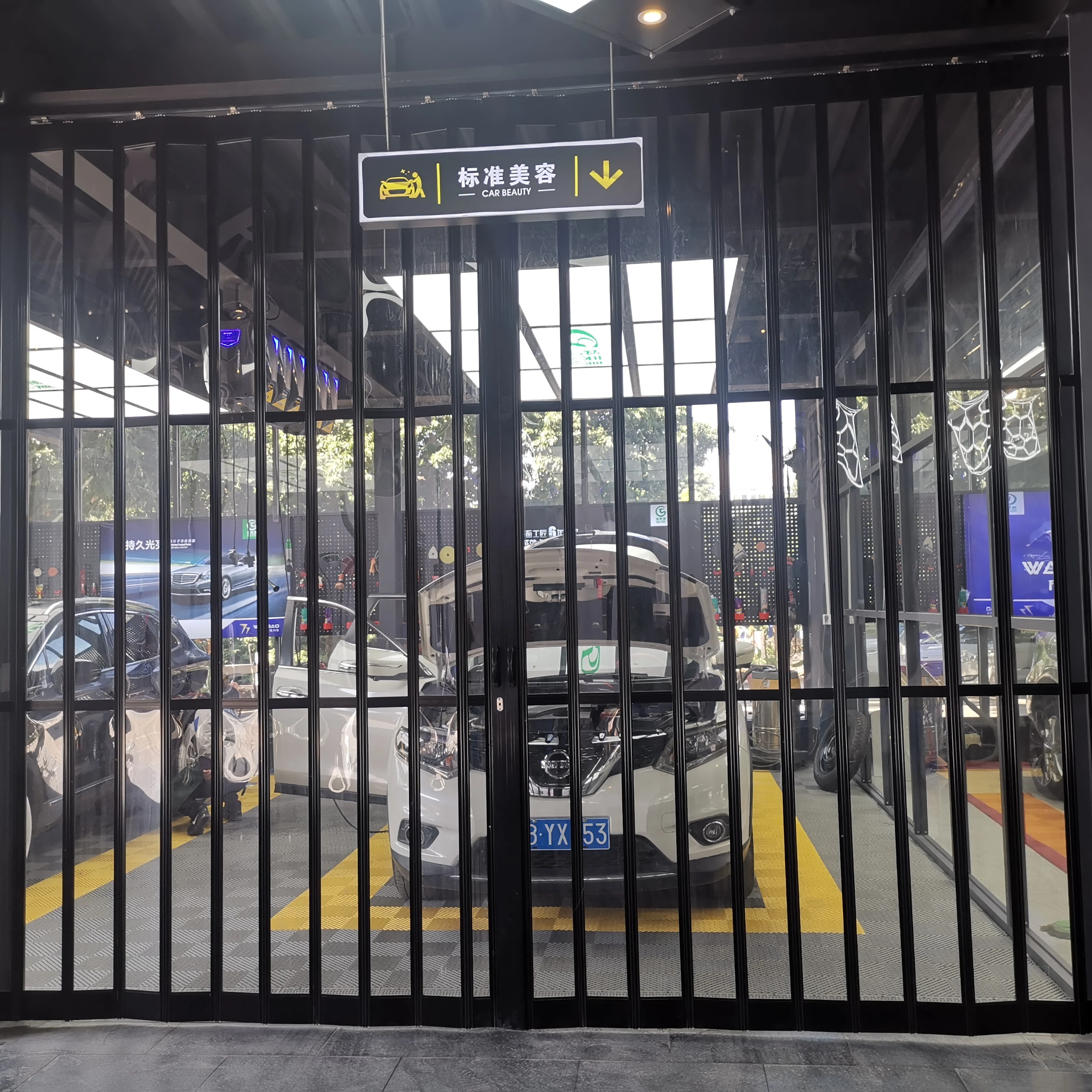 High Quality Transparent Polycarbonate Automatic Crystal Folding Sliding Door for Modern Car Wash Shop Finished Surface