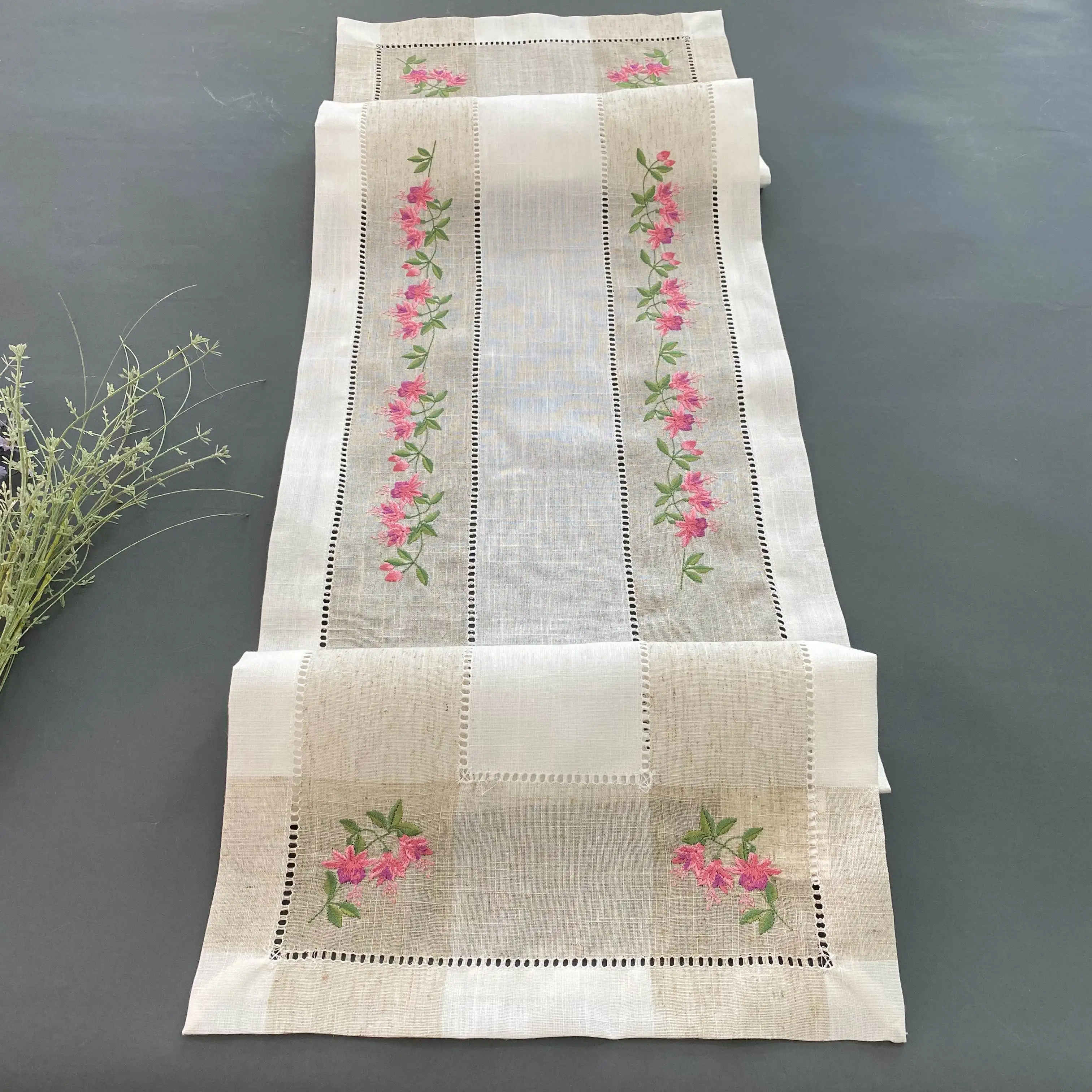 Wholesale embroidery tablecloth table runner