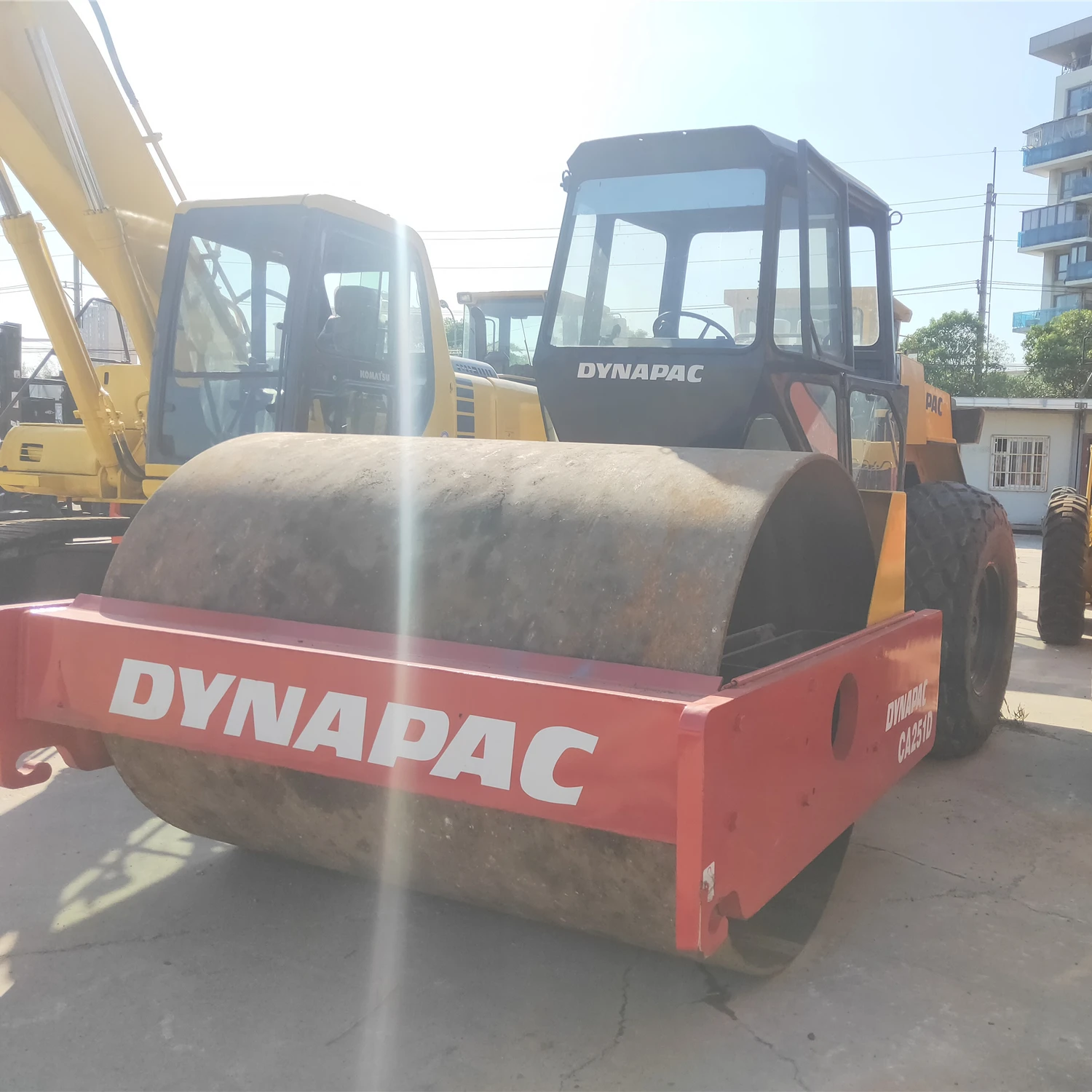 Б/у дорожный строительный аппарат Dynapac CA251D однобарабанный Вибрационный каток уплотнитель трехколесный вибрирующий