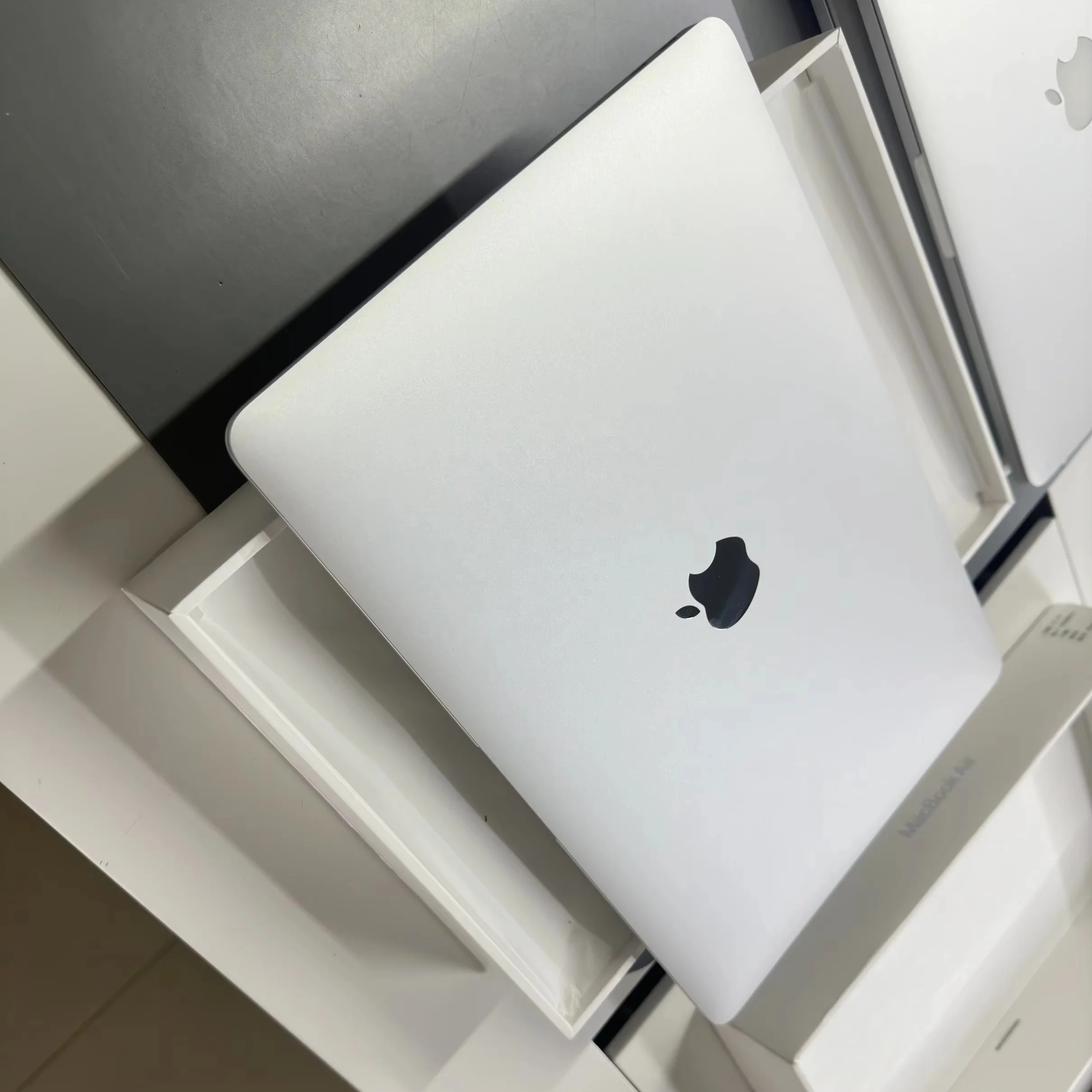 Second-hand MaKBook Air 13 XT3CH/A M3 8GB 256G 13.6inch 8 Core graphics Fingerprint recognition backlit keyboard Notebook