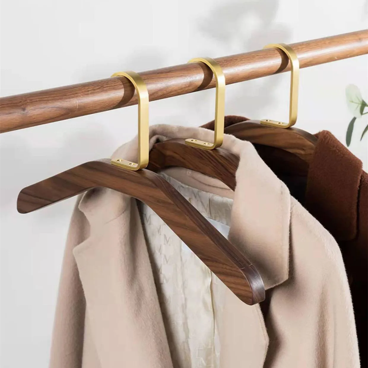 Nordic Hotel B&B Retro Brass Clothes Hanging Rack Solid Wood Black Walnut Non-trace Non-slip Household Wardrobe Hanger
