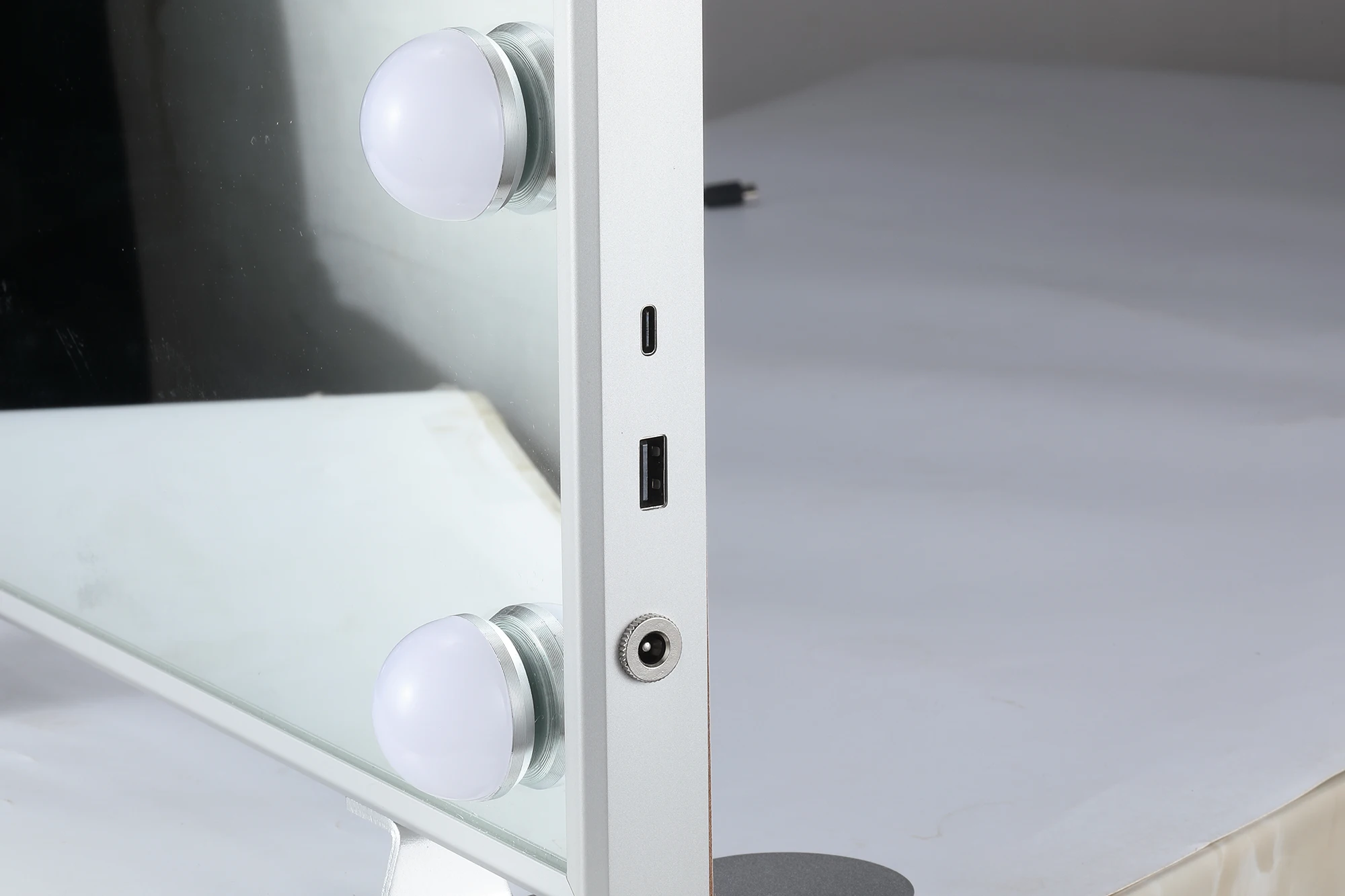 14 Bulbs Hollywood Makeup Mirror With LED Light Vanity Dressing Table Luxury  Manufacturers