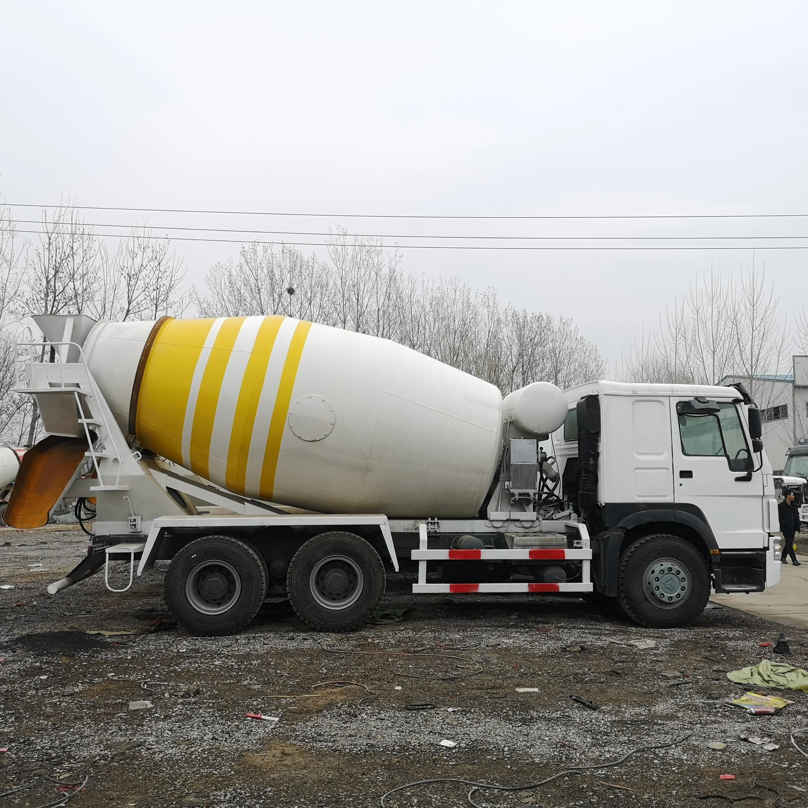 
Sinotruk Howo 12CBM 6X4 Used Concrete Mixer Truck For Sale 