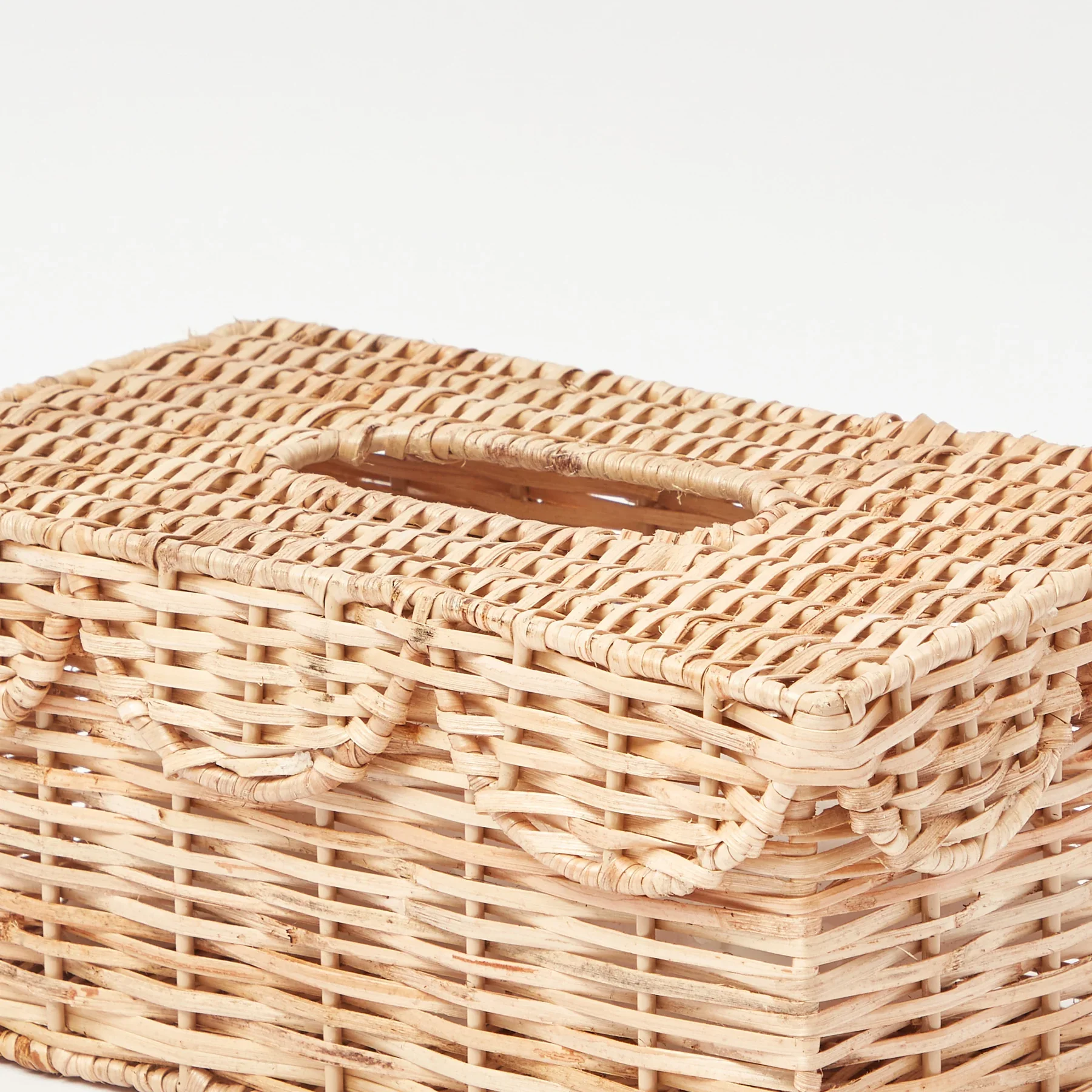 Eye-catching Rattan Tissue Box Hot Trend Natural Tissue Holder With Scallop Lid For Table Accessories