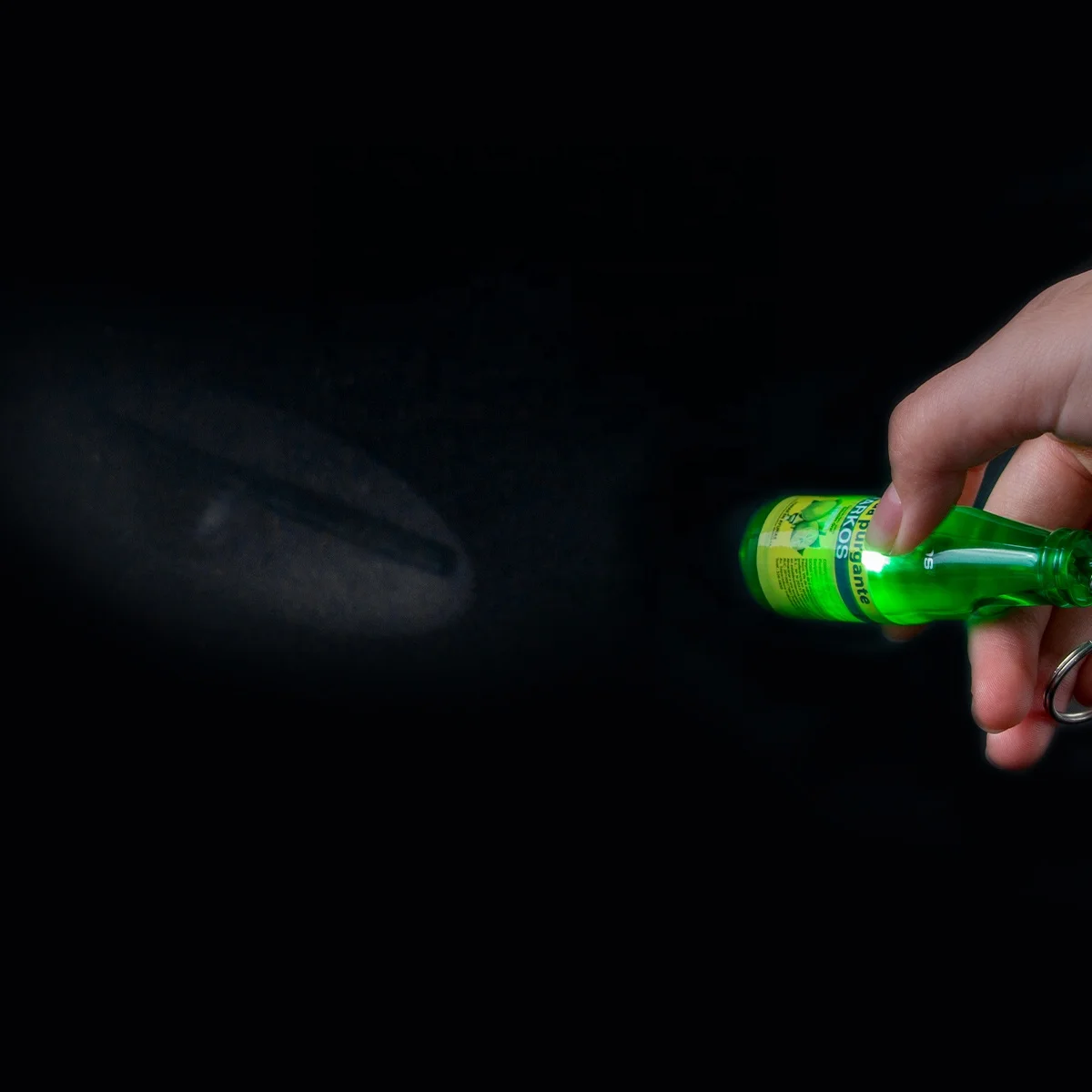 Manufacturer Customized Bottle Shape LED Flashlight Keychain Mini Projection Key Chain