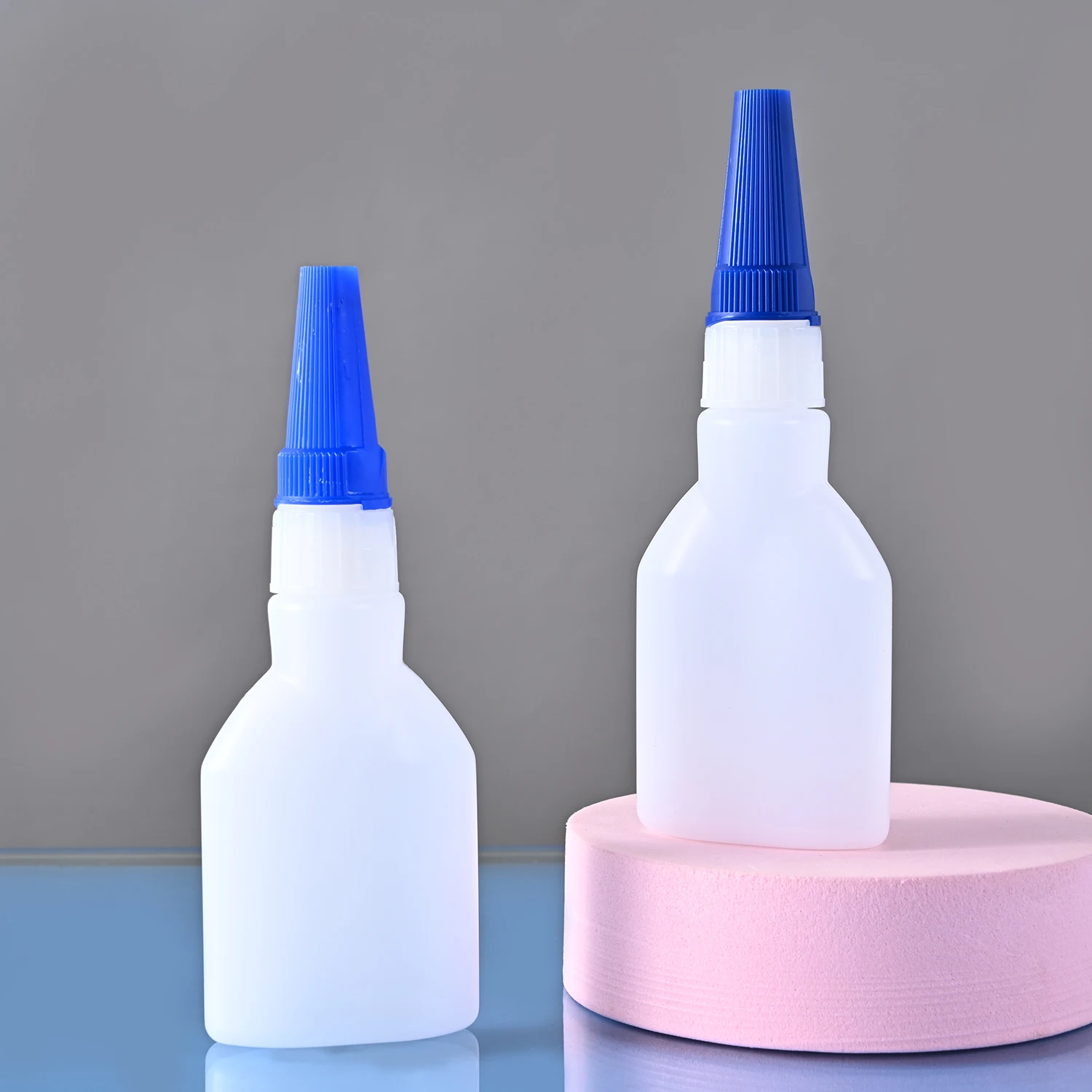 Пустая пластиковая Квадратная бутылка HDPE с завинчивающейся крышкой для суперклея матовая поверхность экологичное уплотнение химического использования