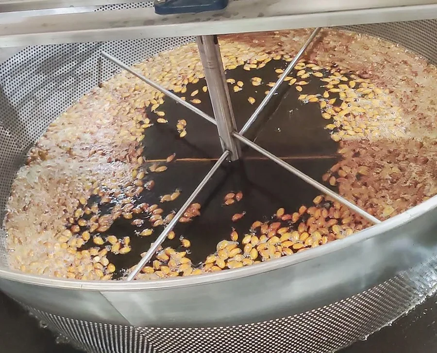 DBB130  Factory Price Ground Nuts Fryer Production Line Coated Nut Frying Machine electric gas peanuts batch deep fryer