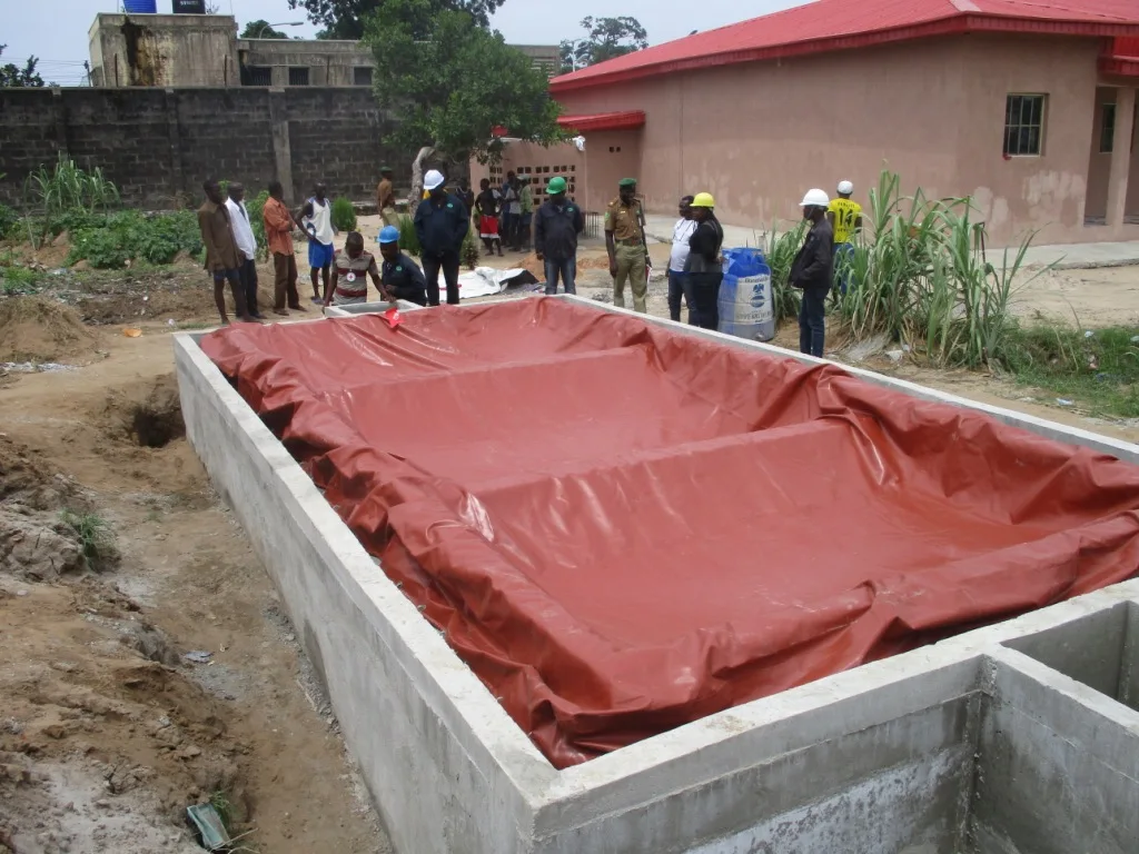 Foldable biogas digester for animal waste