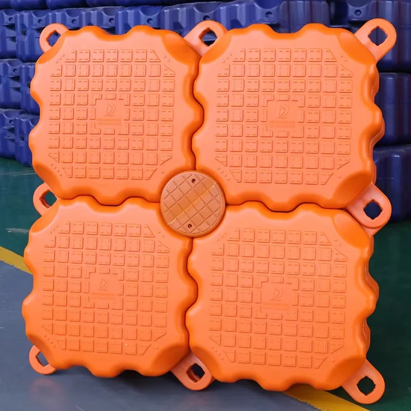 Floating platform for leisure and fishing on the sea