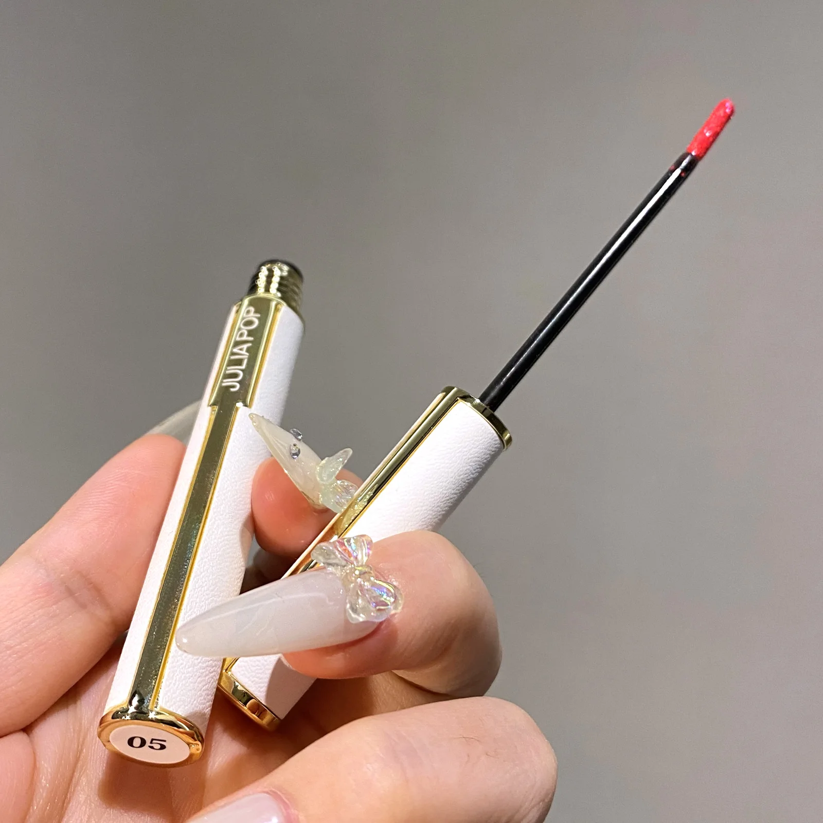 High-grade small white tube 8-color non-stick cup waterproof mirror moisturizing glitter lip glaze