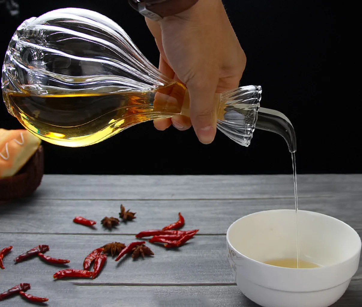 Factory wholesale household large capacity pear-shaped high borosilicate Pyrex liquid seasoning bottle striped sauce vinegar pot