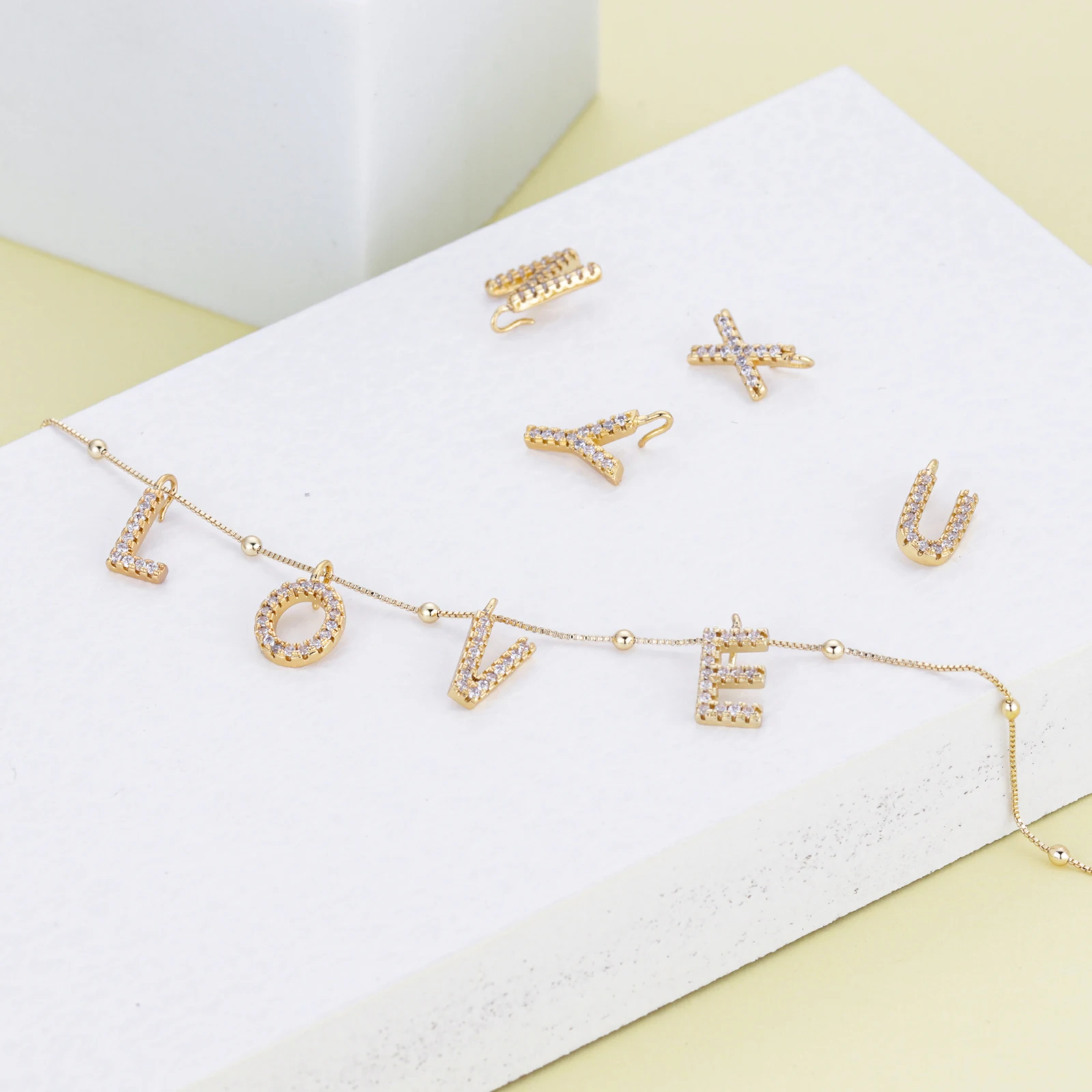 
Wholesale Bling Women Jewelry Copper Custom DIY Gold Plated Charm Zircon Pendant Alphabet Letter Initial Necklace 