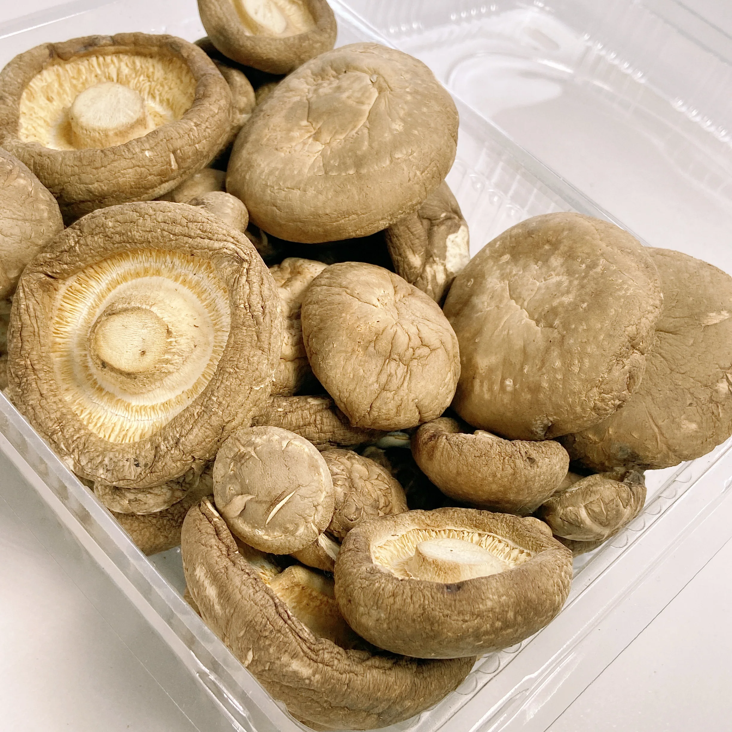 China Manufacture Fine Tawny High Quality Organic Crisp Dried Shiitake Mushrooms
