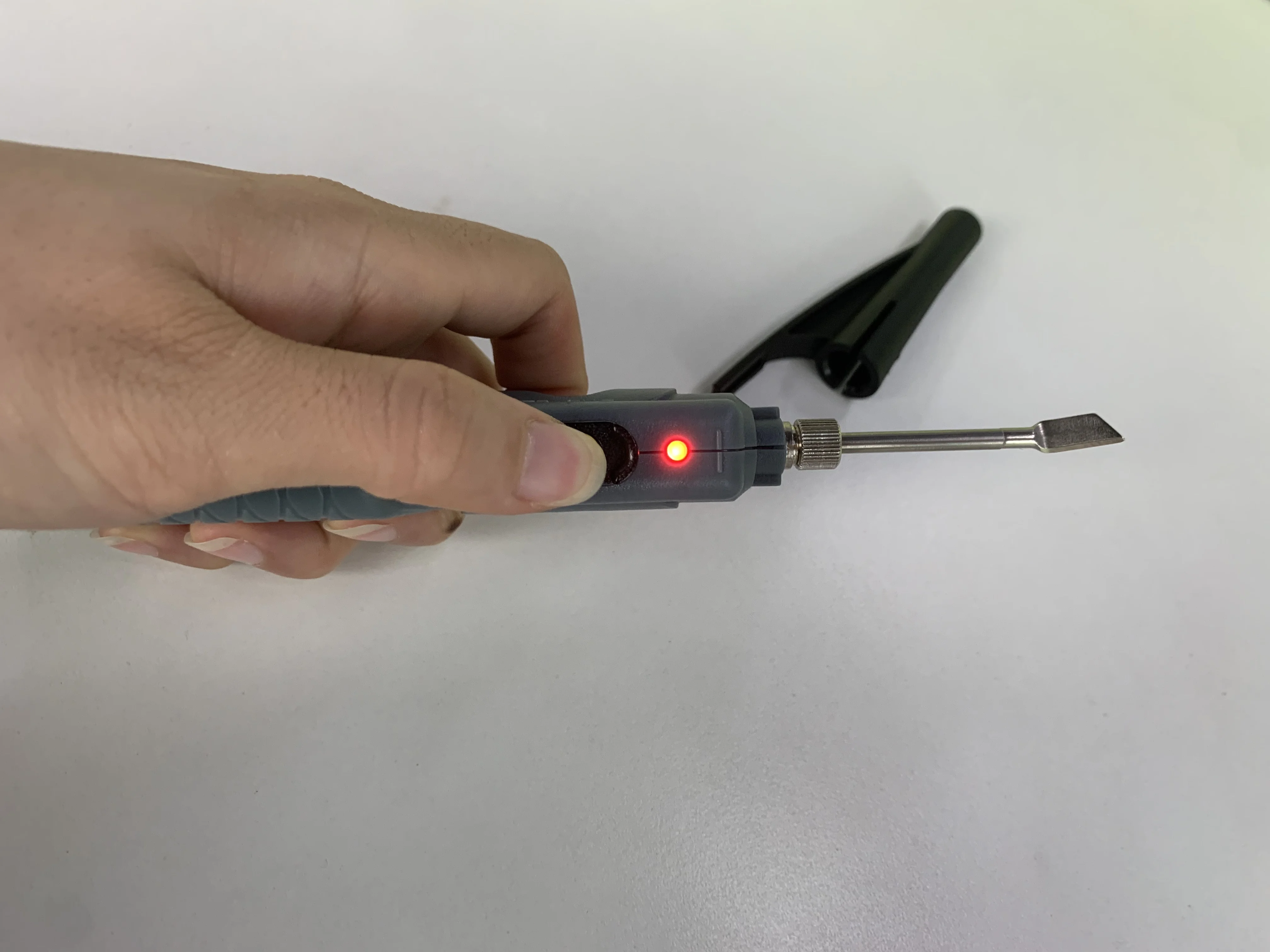 Battery Soldering Iron for Wood Flooring Wax Melted Floor Fix Wood Holes/Scratches on Laminate/Parquet/vinyl Floor Repair Kit