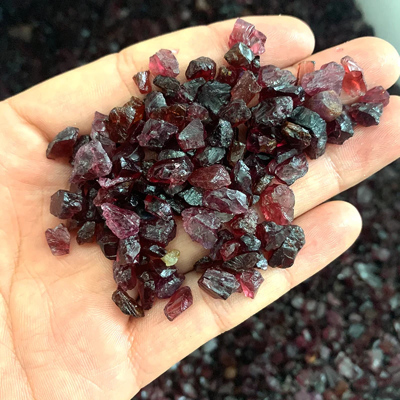 Wholesale Natural crystal rough garnet stone gravels chips garnet tumble stones for wholesale