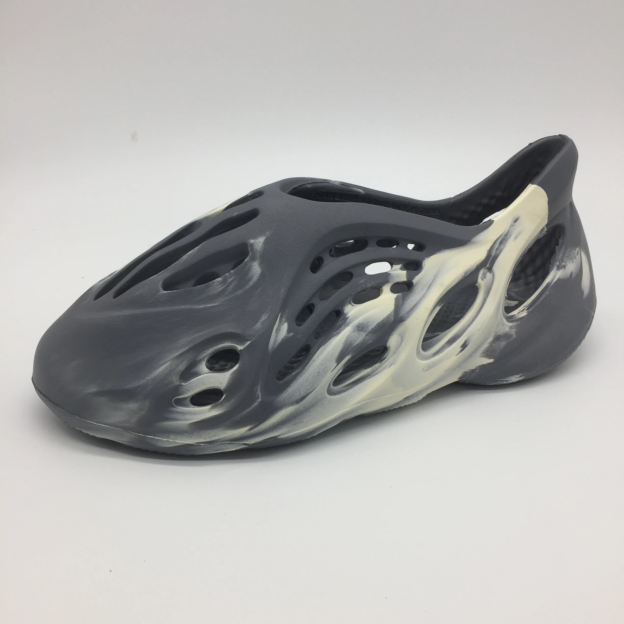 yeezy foam runner moon grey men beach sandals custom printed clog hole shoes yezzy slides zapatillas camo beige gray men yezzys