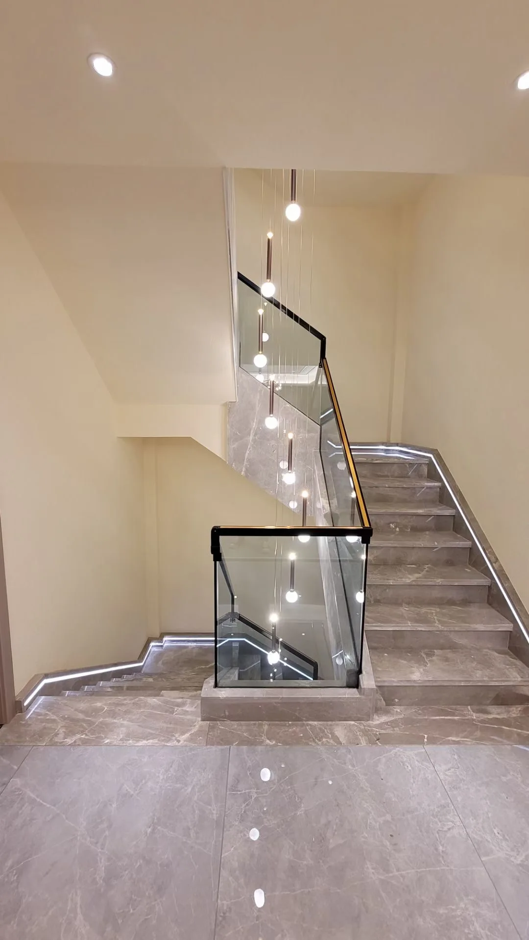 Glass railing Indoor Decorative Modern Wooden Staircase With Wooden Treads For Modern House Stair