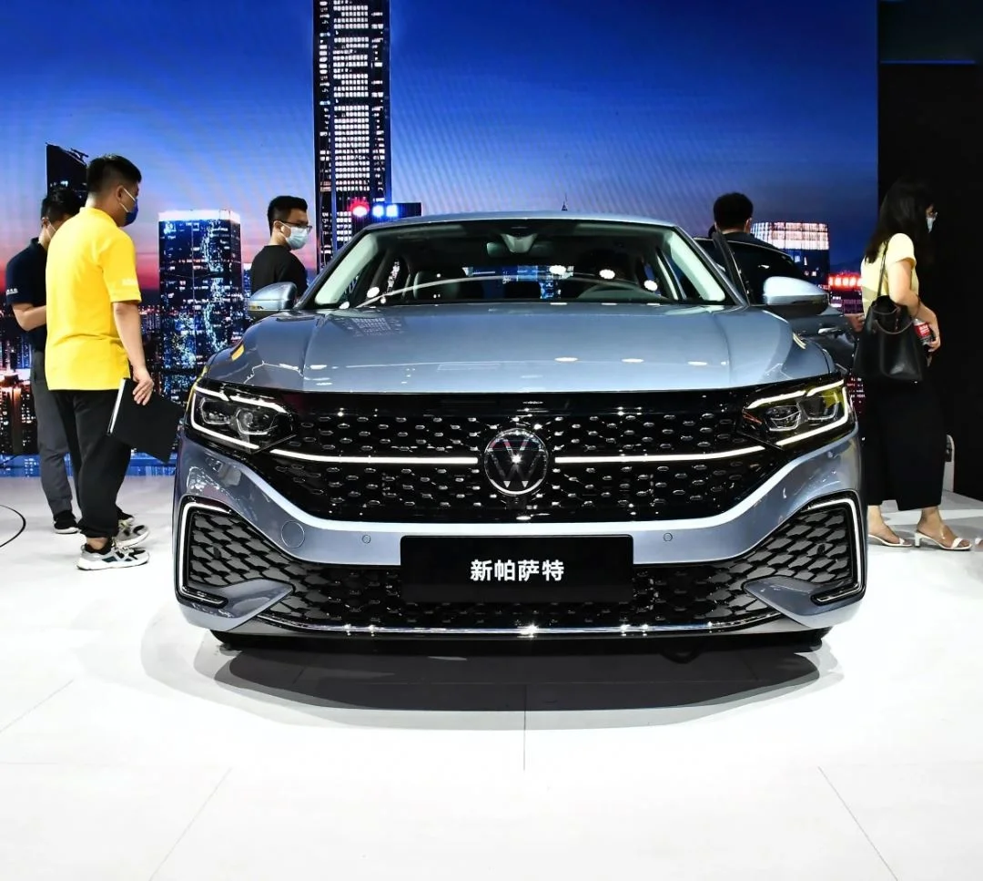 Brand New 2024 SAIC V  1.4T 2.0T Gasoline Car 4 Door 5 Seat Sedan Adult Applicable Family  Made in China