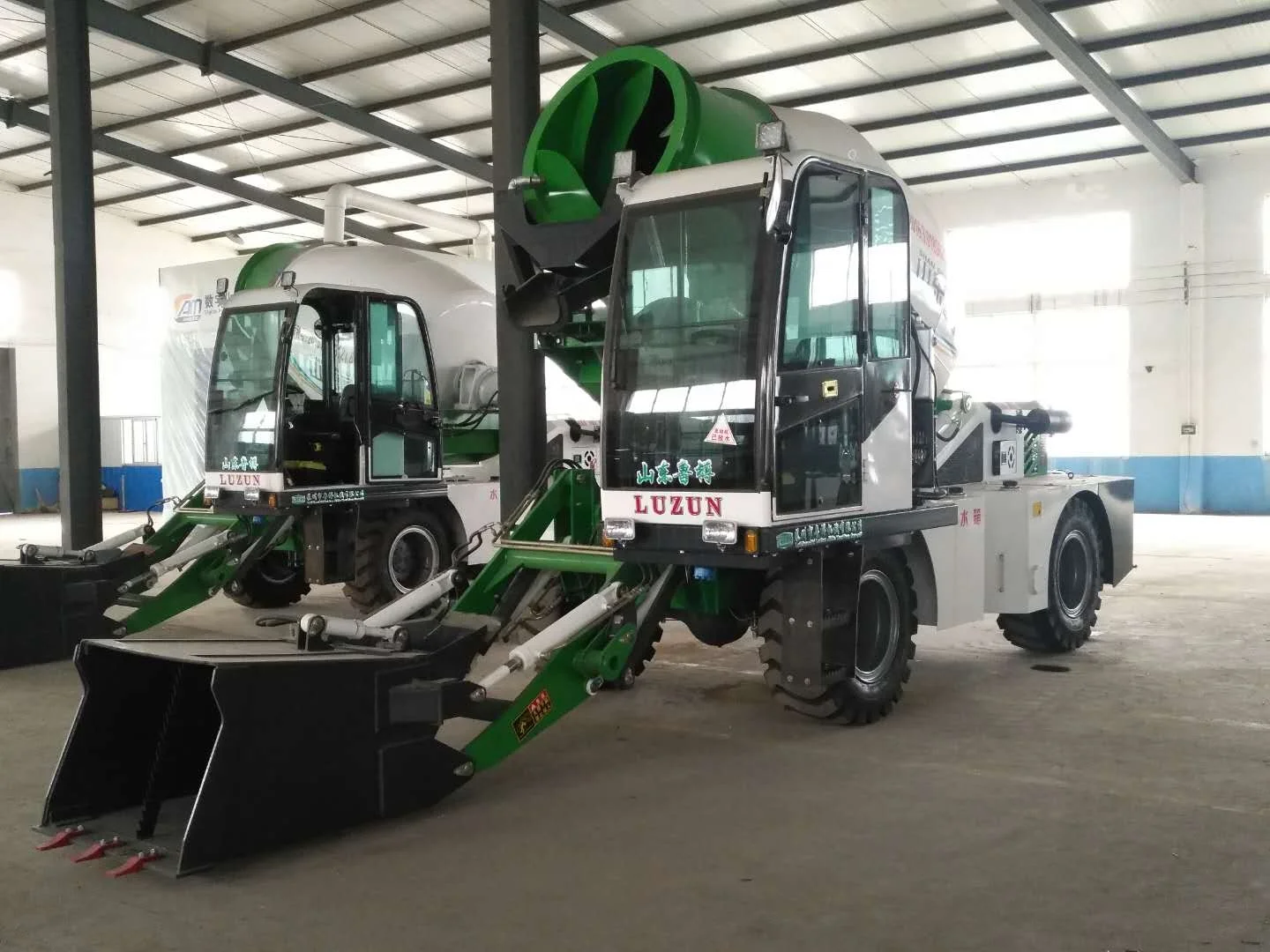 LUZUN 5.5M3 articulated chassis self loading concrete mixer truck factory direct sale