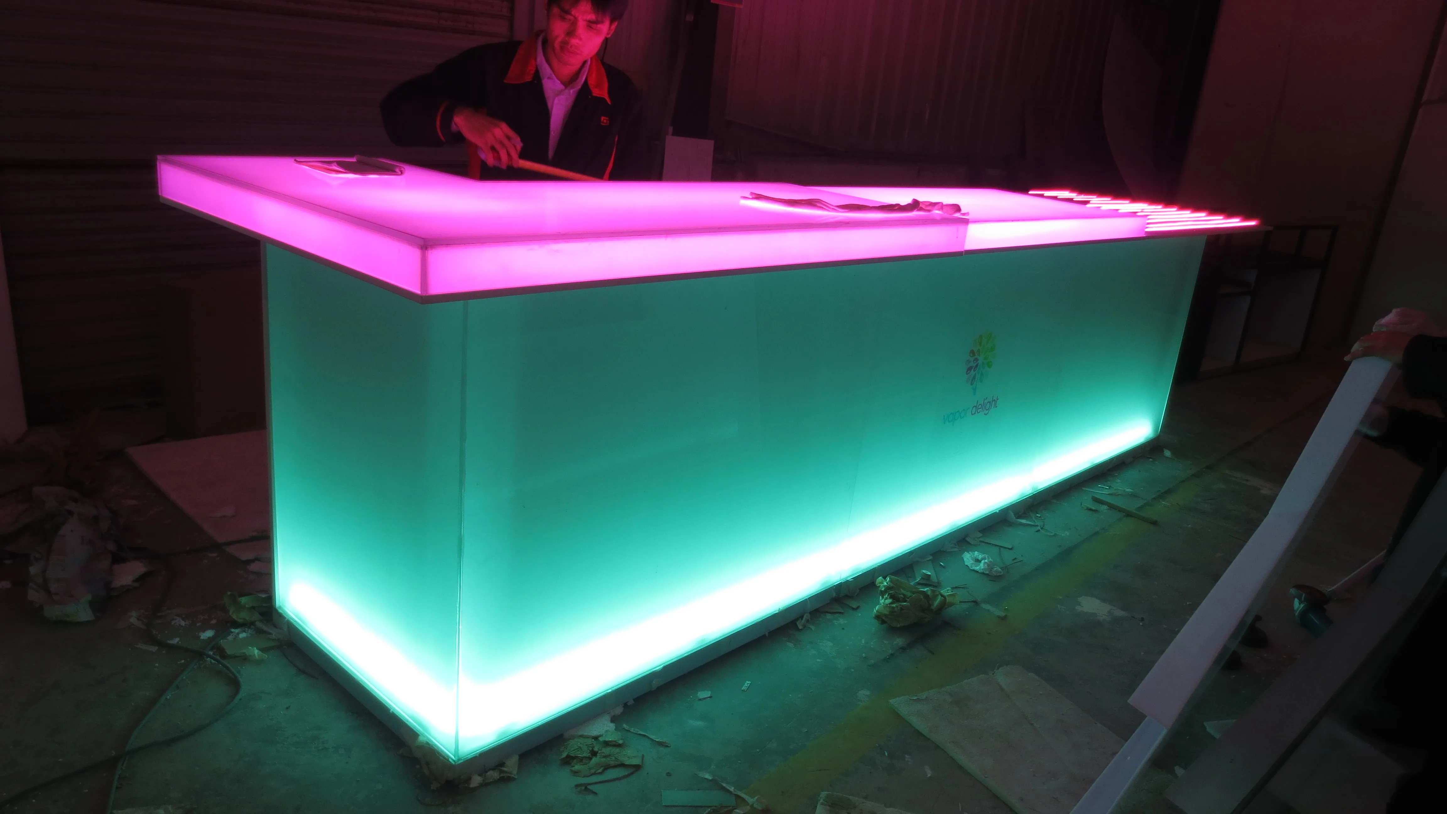 M2 Display Customized USA Modern LED Light Painting Glossy Finish Home Wine Bar Display Table Design Retail Store Bar Counter