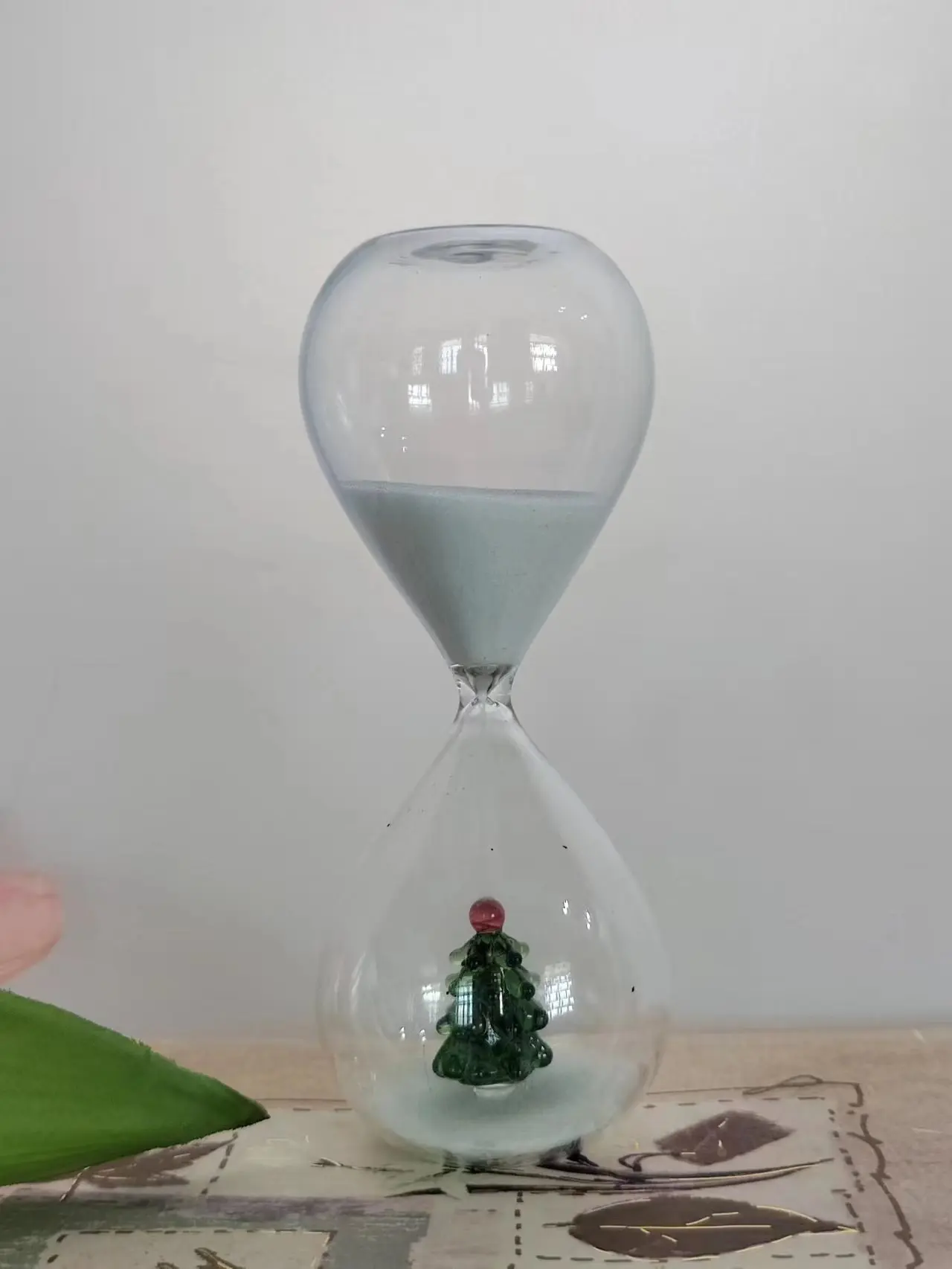 Wholesale 5 Minutes Hourglass With 3D Christmas Tree Sand Timer Hand Blown Creative Sand Clock Tabletop Decoration
