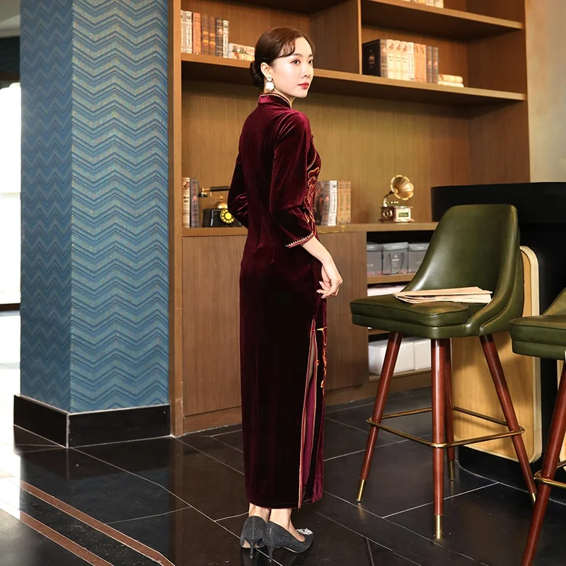 
Traditional Chinese Cheongsam long embroidery Qipao winter velvet fabrics Wedding Dress For Women 