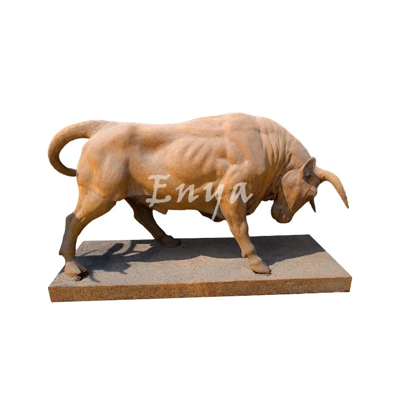 Большая ржавая уличная газонная металлическая подъемная статуя животного из чугуна для стены улицы сада с орнаментом бычья корова