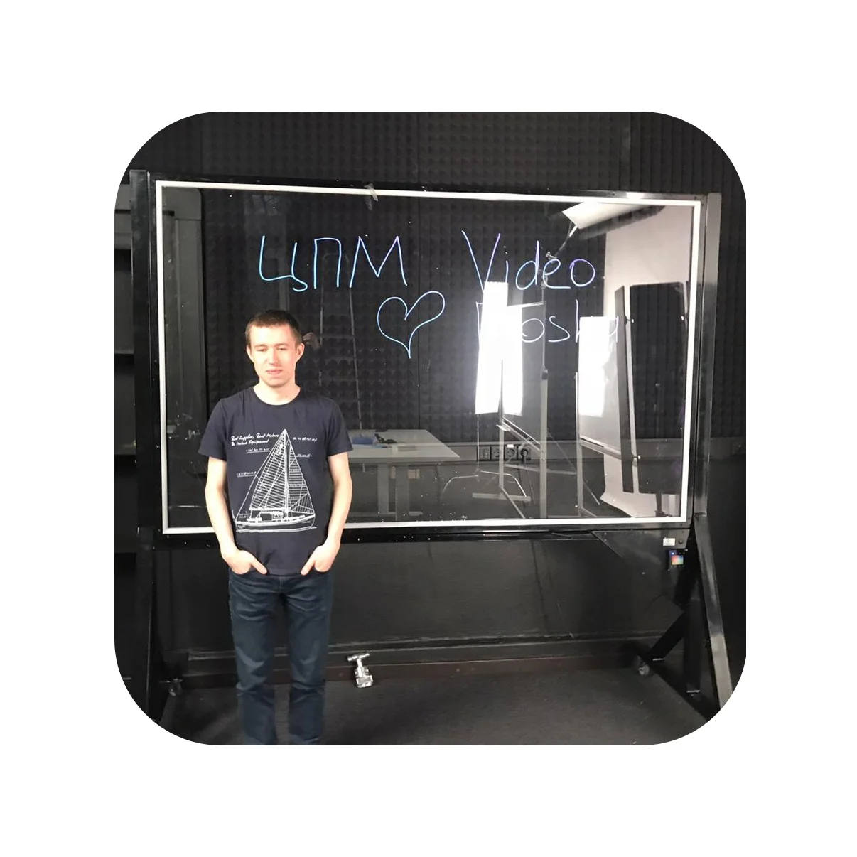 
Прозрачная белая доска, эффект рисования на воздухе, яркие и заметные надписи флуоресцентными маркерами, светодиодное освещение 