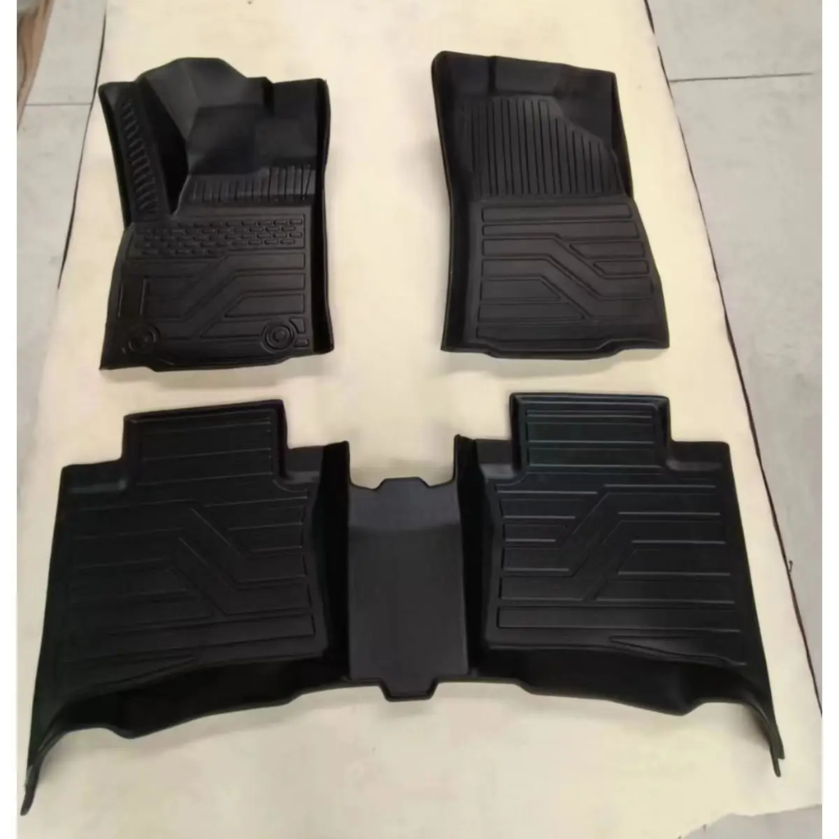 Gm New Design Black 4pcs/set Classic Design Anti-slip Pvc/tpe Rubber Car Mat
