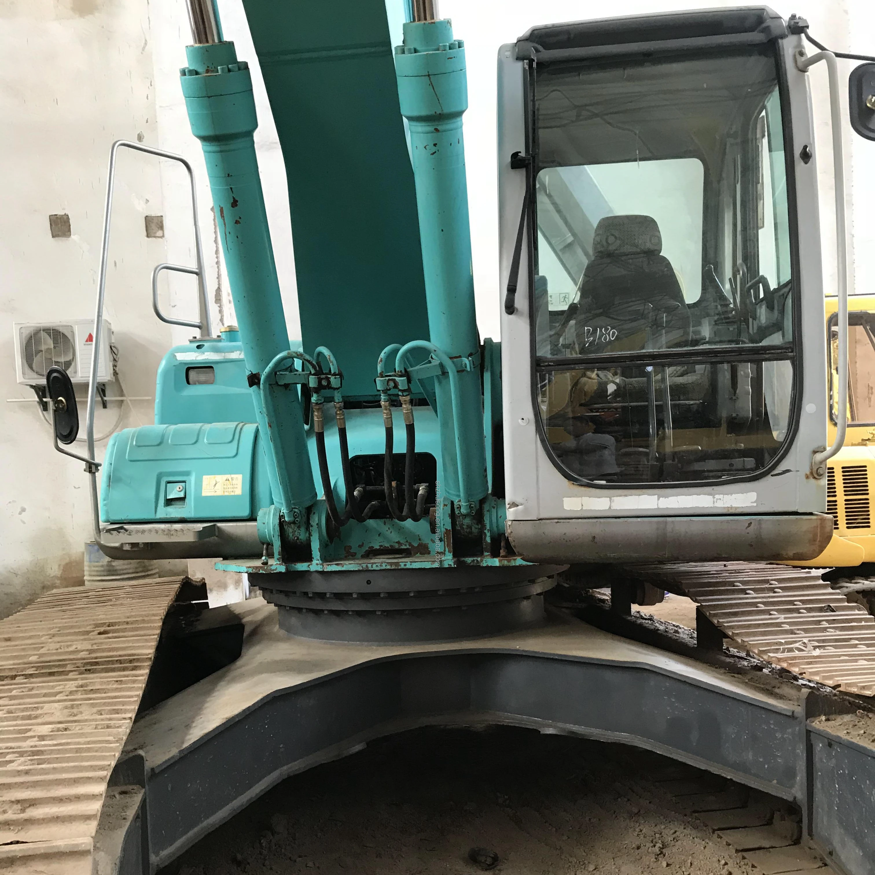 Used Kobelco excavator low price promotion  Japanese made used SK205-6 excavator good condition