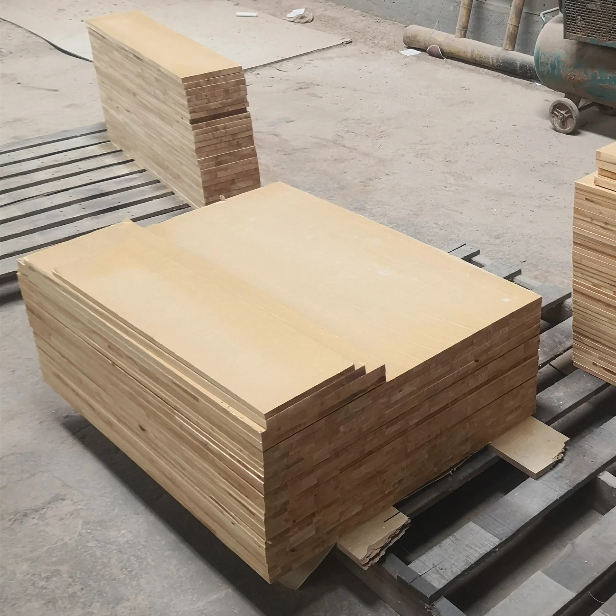 Factory Wholesale Price Customized Size UV Coating Solid Rubber Wood Stair Treads Stair Steps