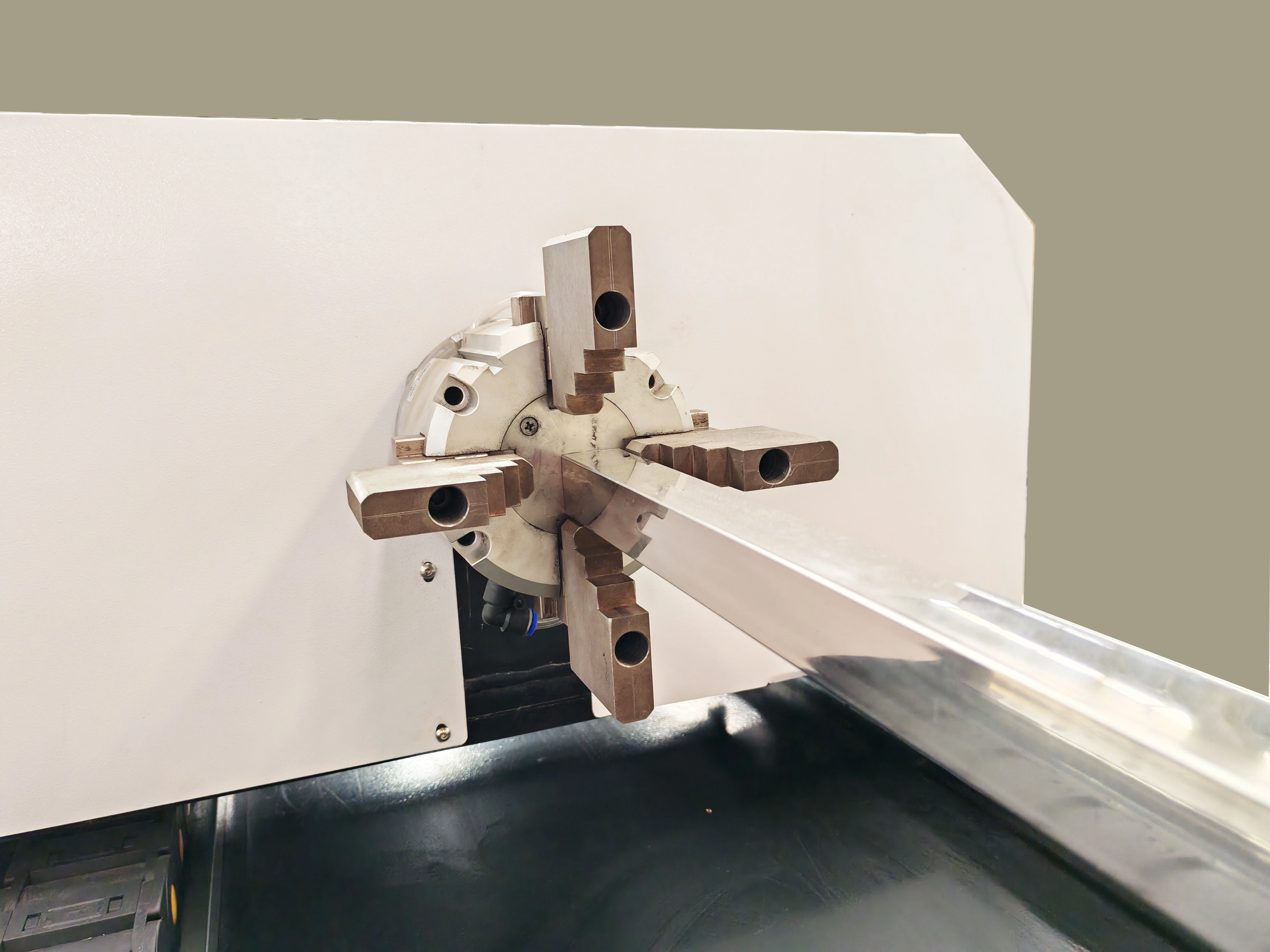 GJ-3015 steel guide rail  fiber laser cutting machine